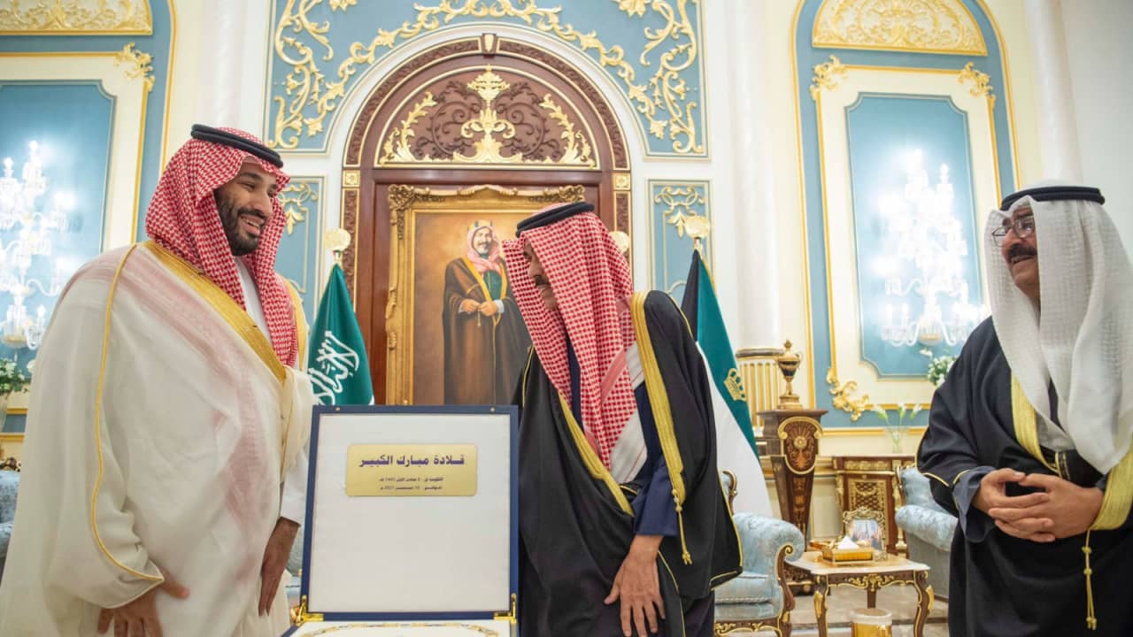 أمير الكويت يقدم وسام مبارك الكبير إلى ولي عهد السعودية في ختام جولته الخليجية