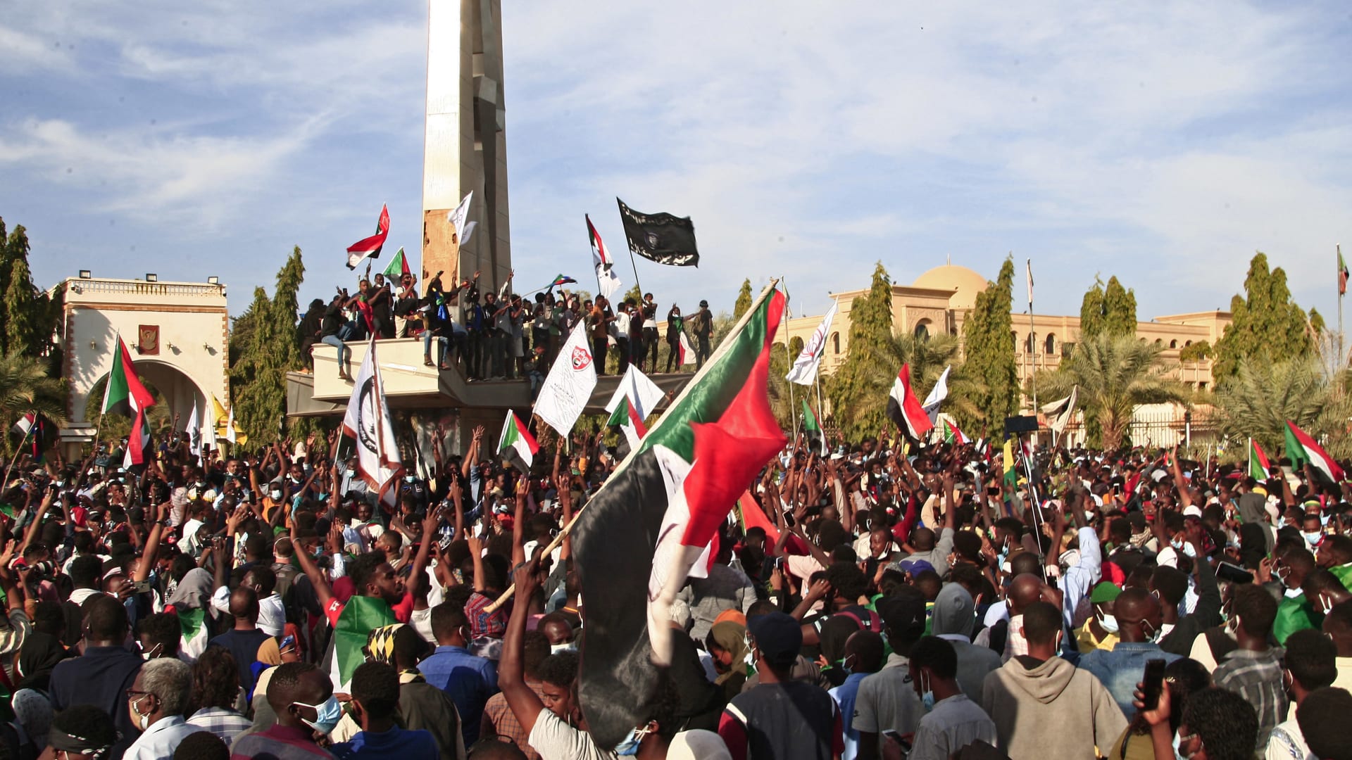 آلاف السودانيين يحتجون على الانقلاب أمام القصر الجمهوري