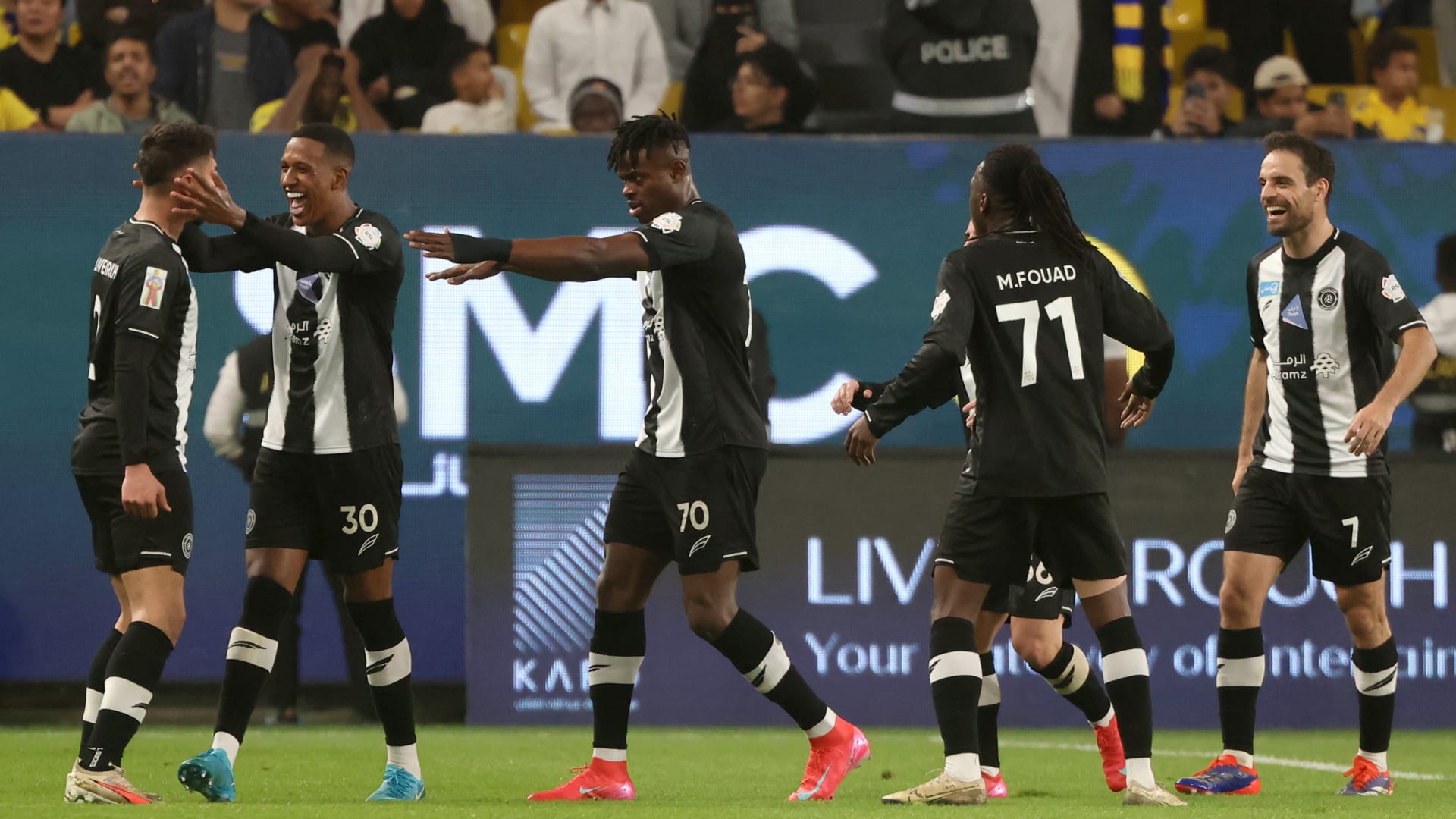 واقعة مثيرة للجدل في كأس الملك السعودي شجار بين لاعبي فريق واحد