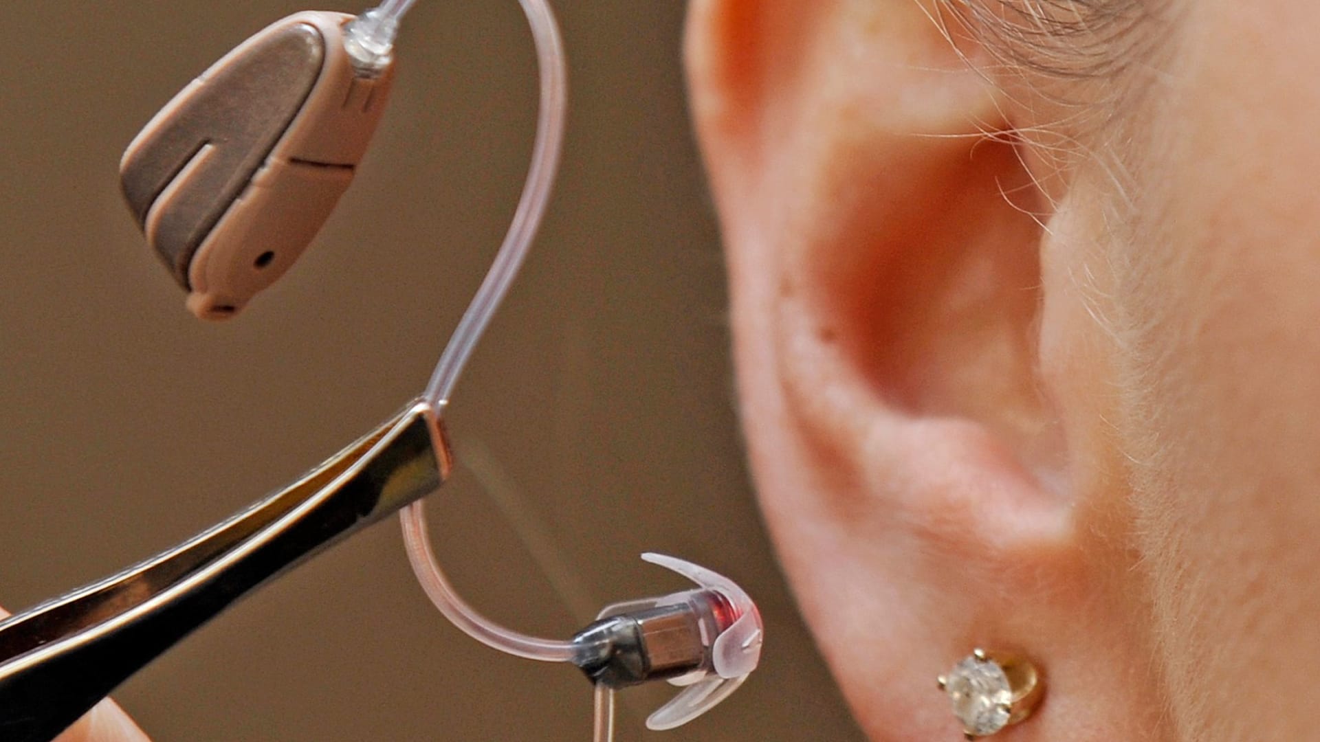 دراسة: هل من رابط إيجابي بين المعينات السمعية والخرف؟