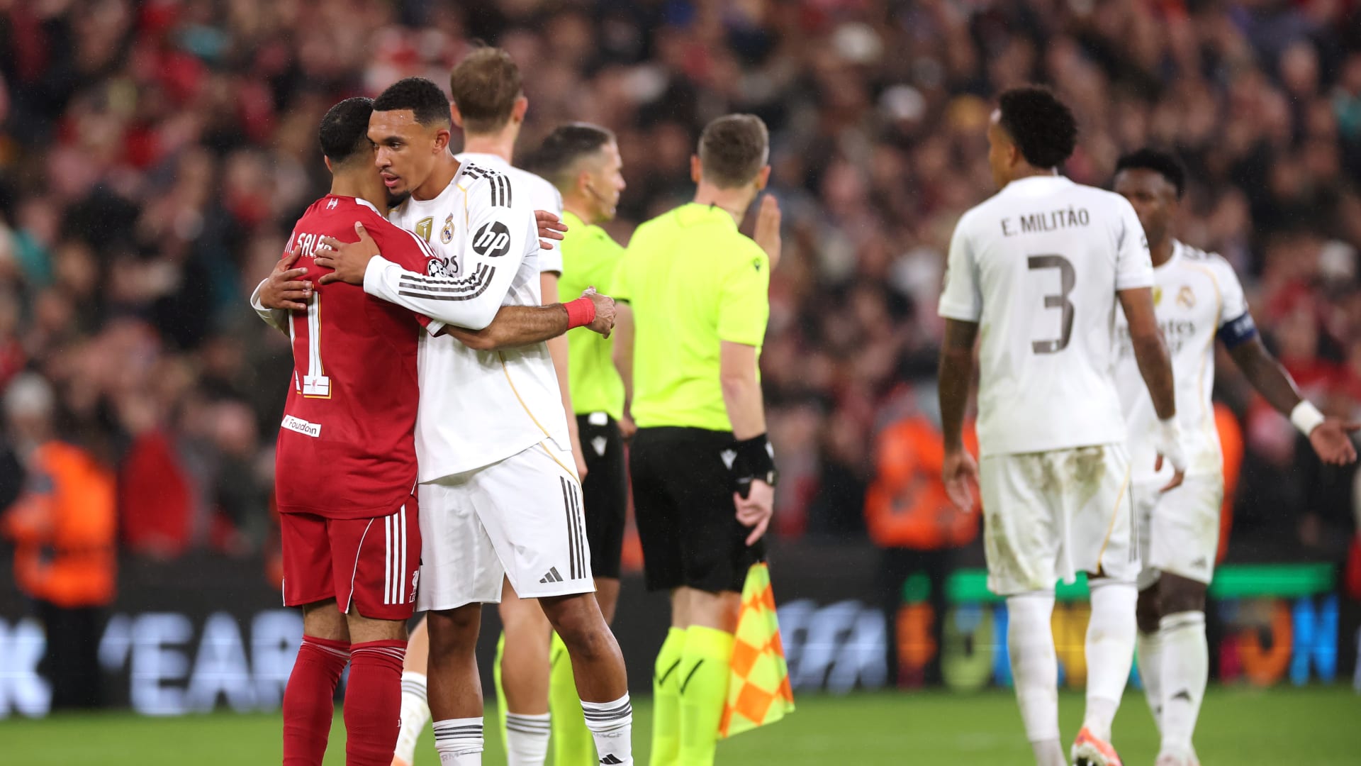 تصرف قام به صلاح تجاه أرنولد بعد مباراة ليفربول وريال مدريد يثير تفاعلا