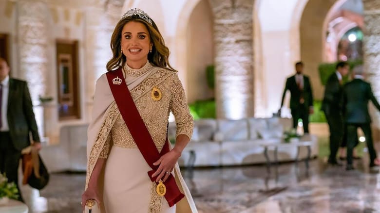 الإطلالة الثانية للملكة رانيا بحفل زفاف ولي عهد الأردن.. من توقيع إيلي صعب