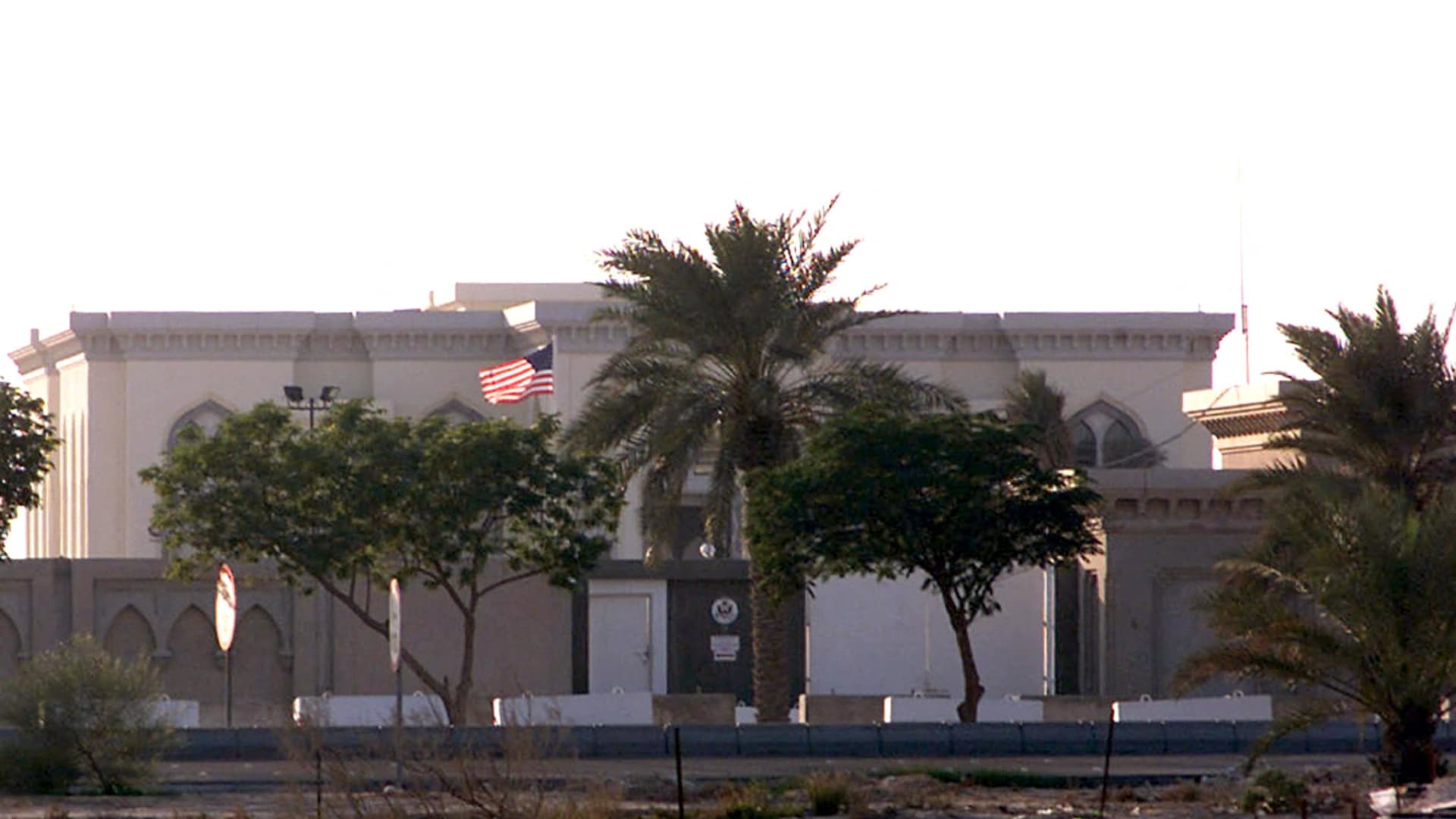 السفارة الأمريكية في قطر تنصح مواطنيها بالبقاء في أماكنهم.. والدوحة تعلق
