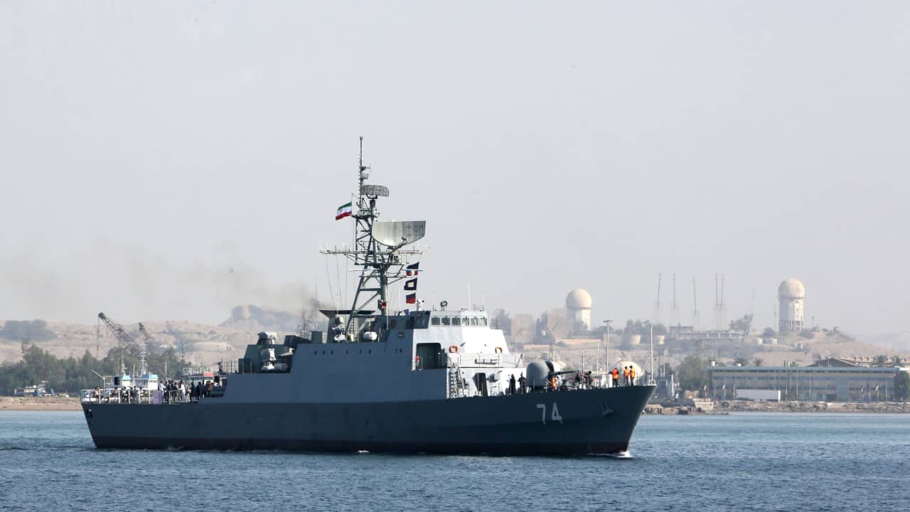 سفينة حربية تابعة للبحرية الإيرانية في مضيق هرمز، في 30 أبريل 2019.