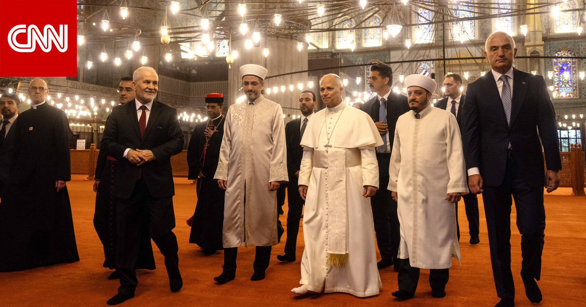 خلع حذاءه بالمسجد ولكن هل صلى؟.. بابا الفاتيكان يدخل جامعا لأول مرة منذ انتخابه في إسطنبول