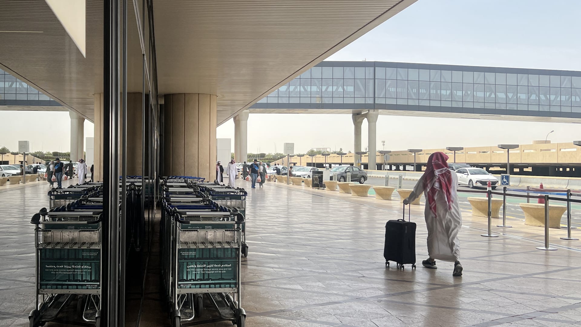 السعودية: هجوم بـ"مقذوف مجهول" على صالة رقم 4 بمطار الملك خالد