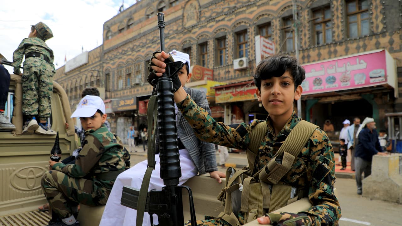 الجيش الأمريكي يعلن تدمير صاروخين و4 طائرات بدون للحوثيين في اليمن