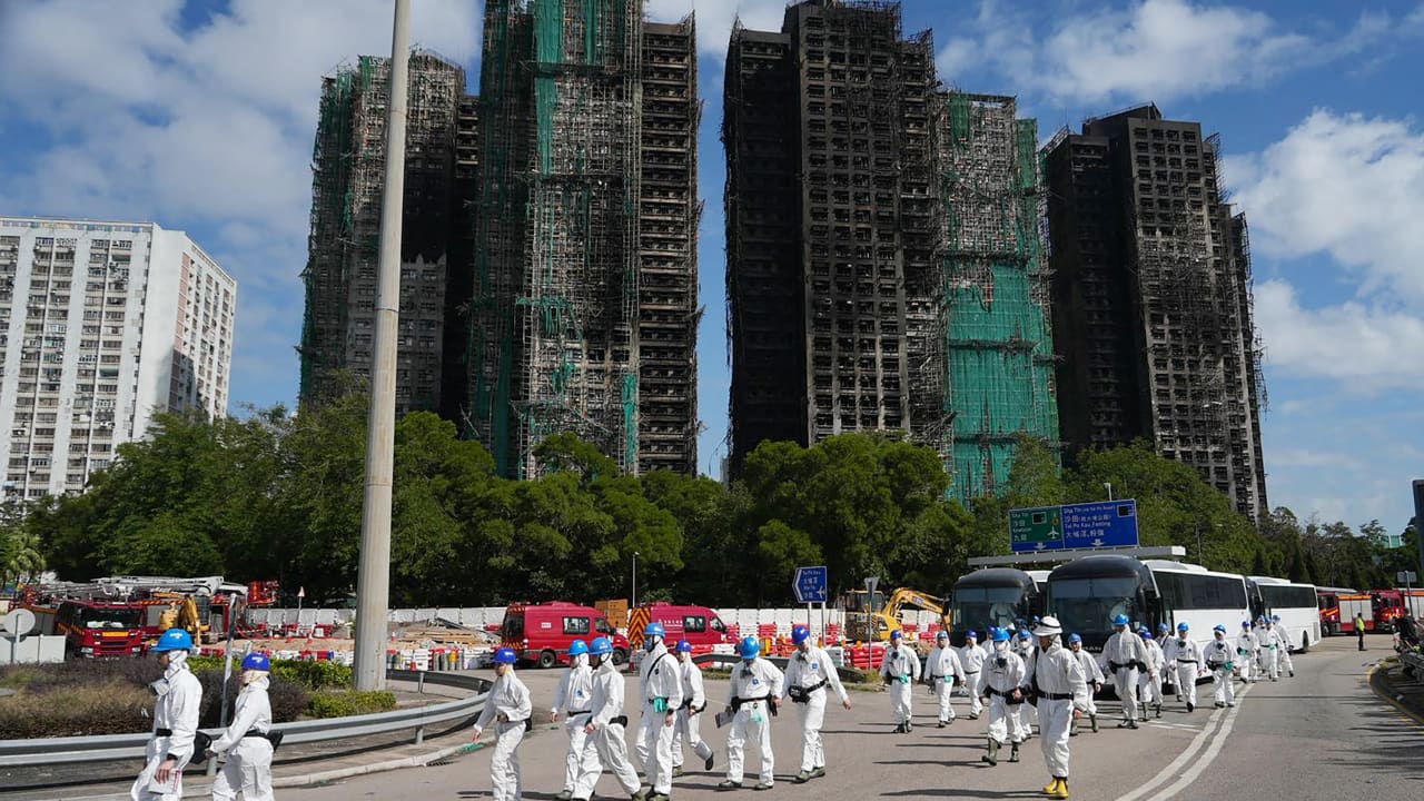 شرطة هونغ كونغ تكشف عن عدد المفقودين جراء حريق الأبراج السكنية