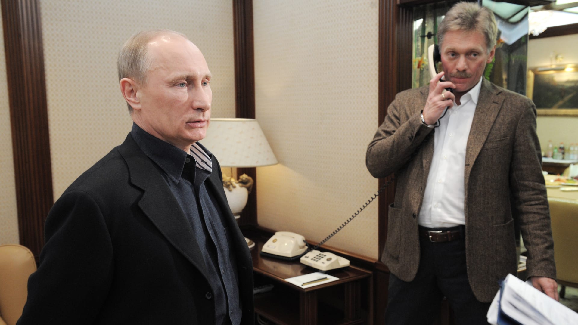 صورة ارشيفية لبيسكوف (يمين) مع بوتين 