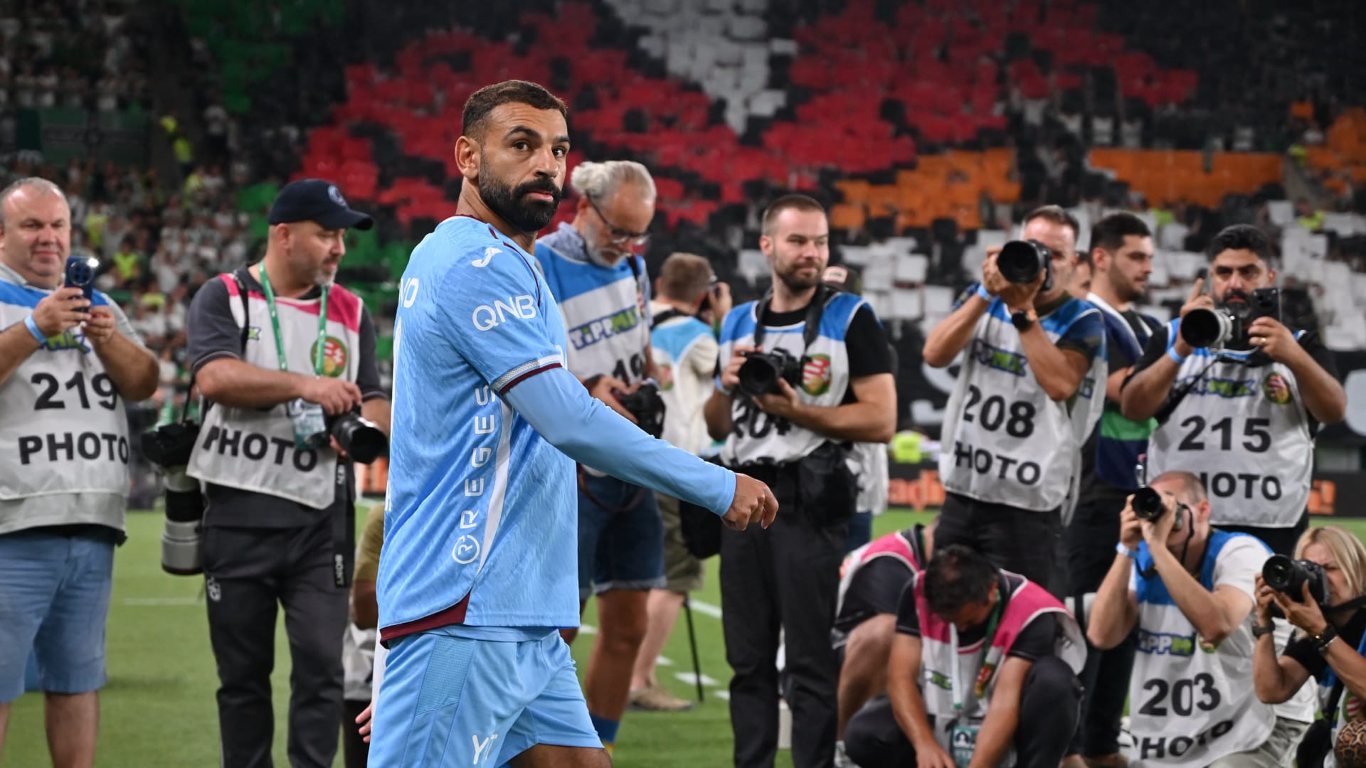محمد صلاح يحتفل مع زملائه بعيد وطني تركي