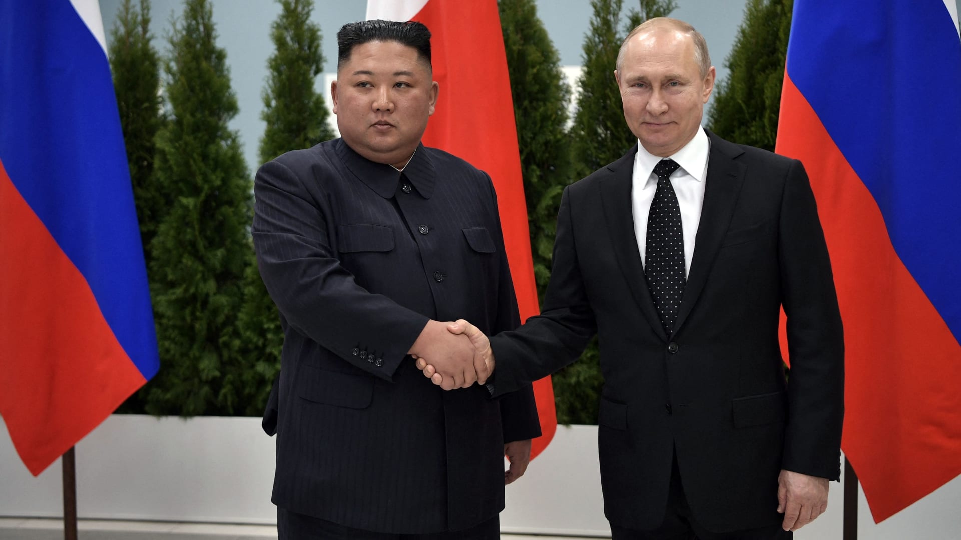 صورة أرشيفية للقاء سابق بين الرئيس الروسي فلاديمير بوتين والزعيم الكوري الشمالي كيم جونغ أون