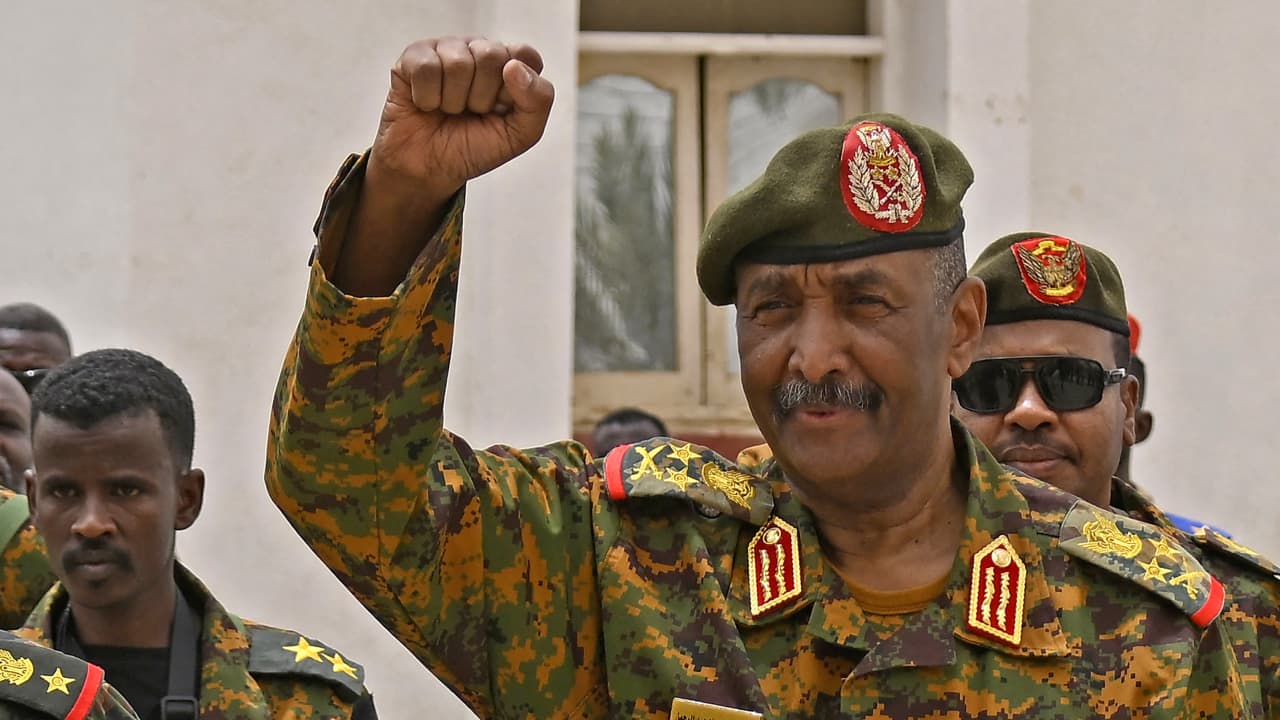 في أول زيارة خارجية له منذ اندلاع القتال.. رئيس مجلس السيادة السوداني يتوجه إلى مصر