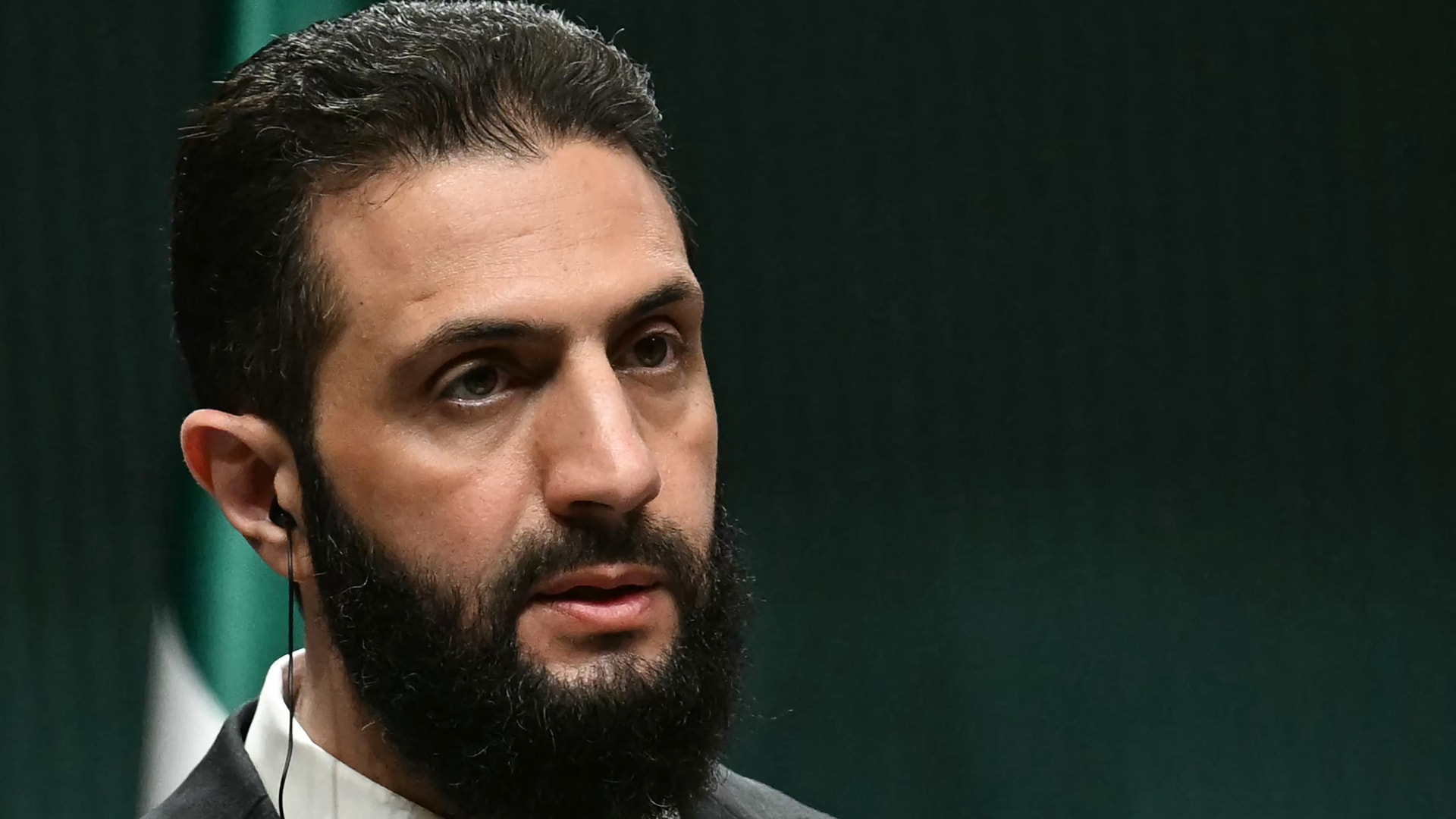 الشرع في لقائه وجهاء الساحل: الدولة لا تحمل أي نزعات إقصائية أو ثأرية