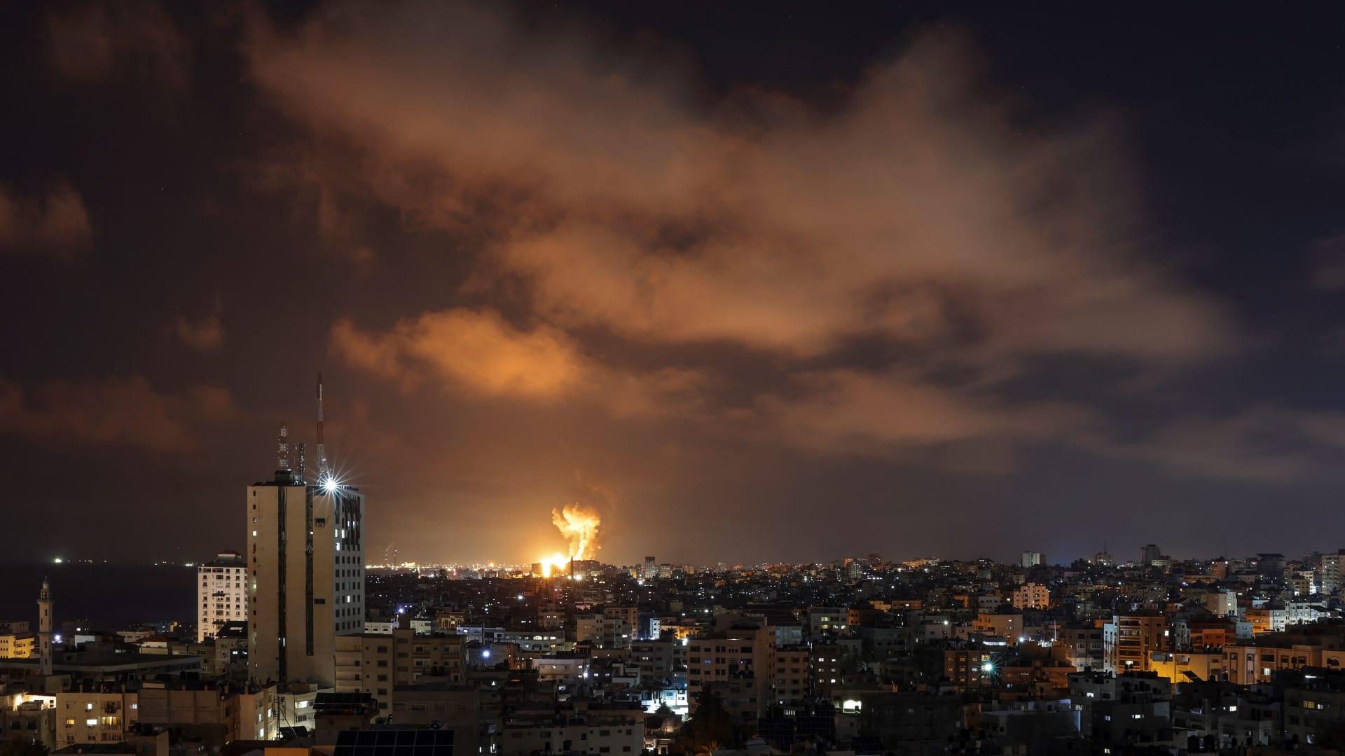 أدرعي ينشر فيديو يوثق الغارات الإسرائيلية الواسعة ضد حماس في غزة