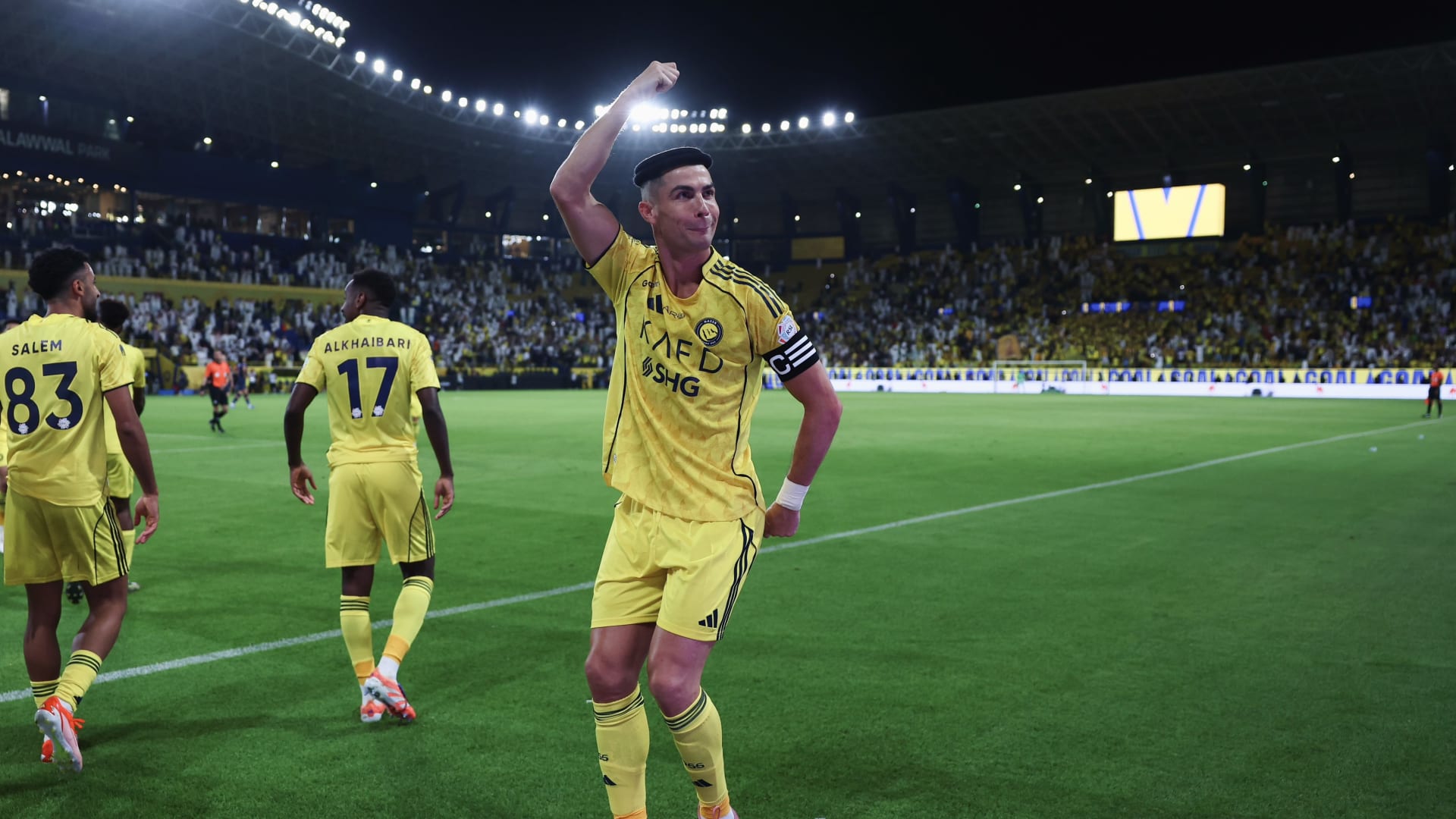 ارتدى العقال وأدى رقصة العرضة احتفال رونالدو بهدف الفوز على الفيحاء يشعل تفاعلا