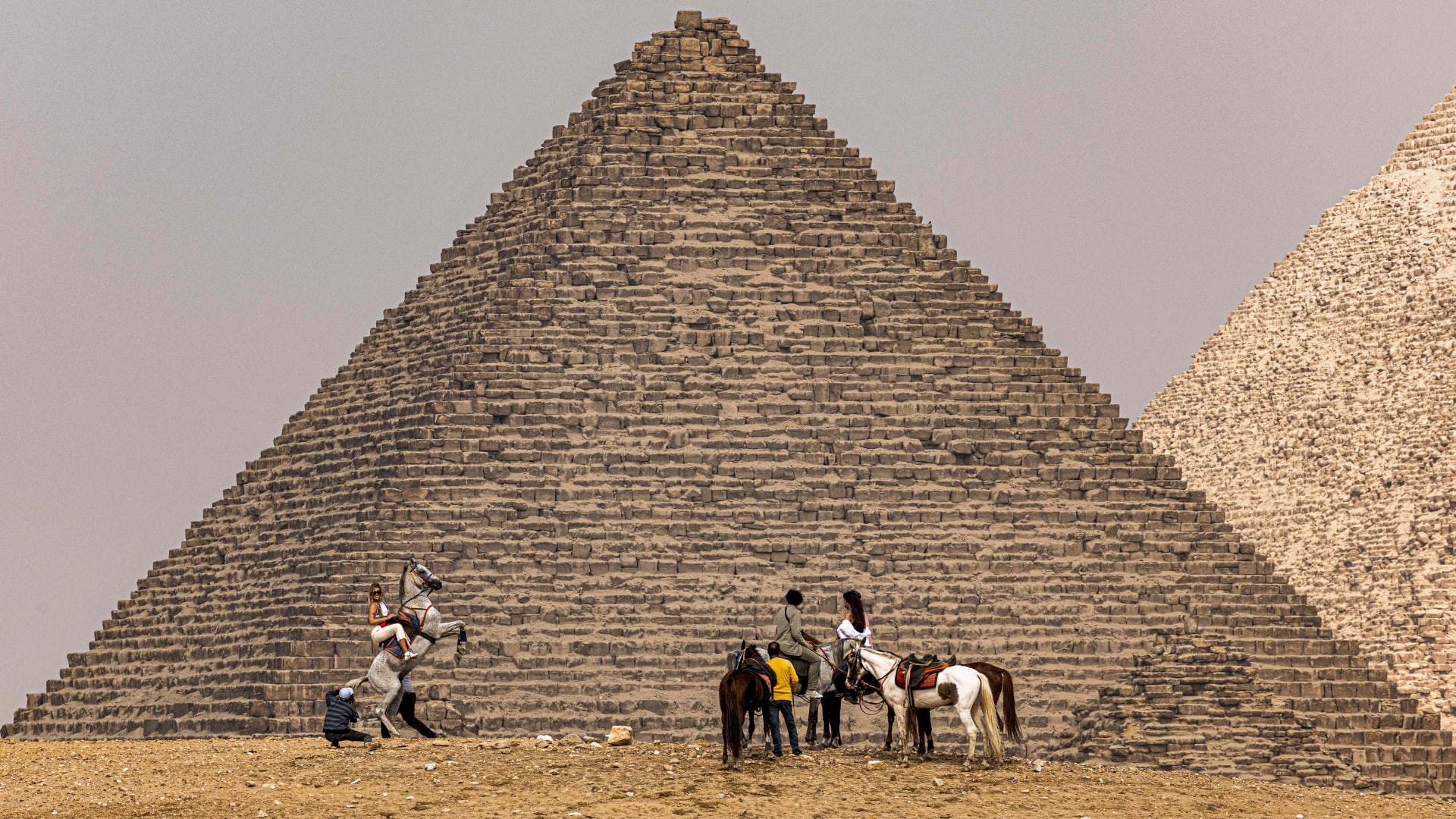 مصر.. إعداد قانون التعامل مع السائح الأجنبي.. وخبيران يوضحان أهدافه