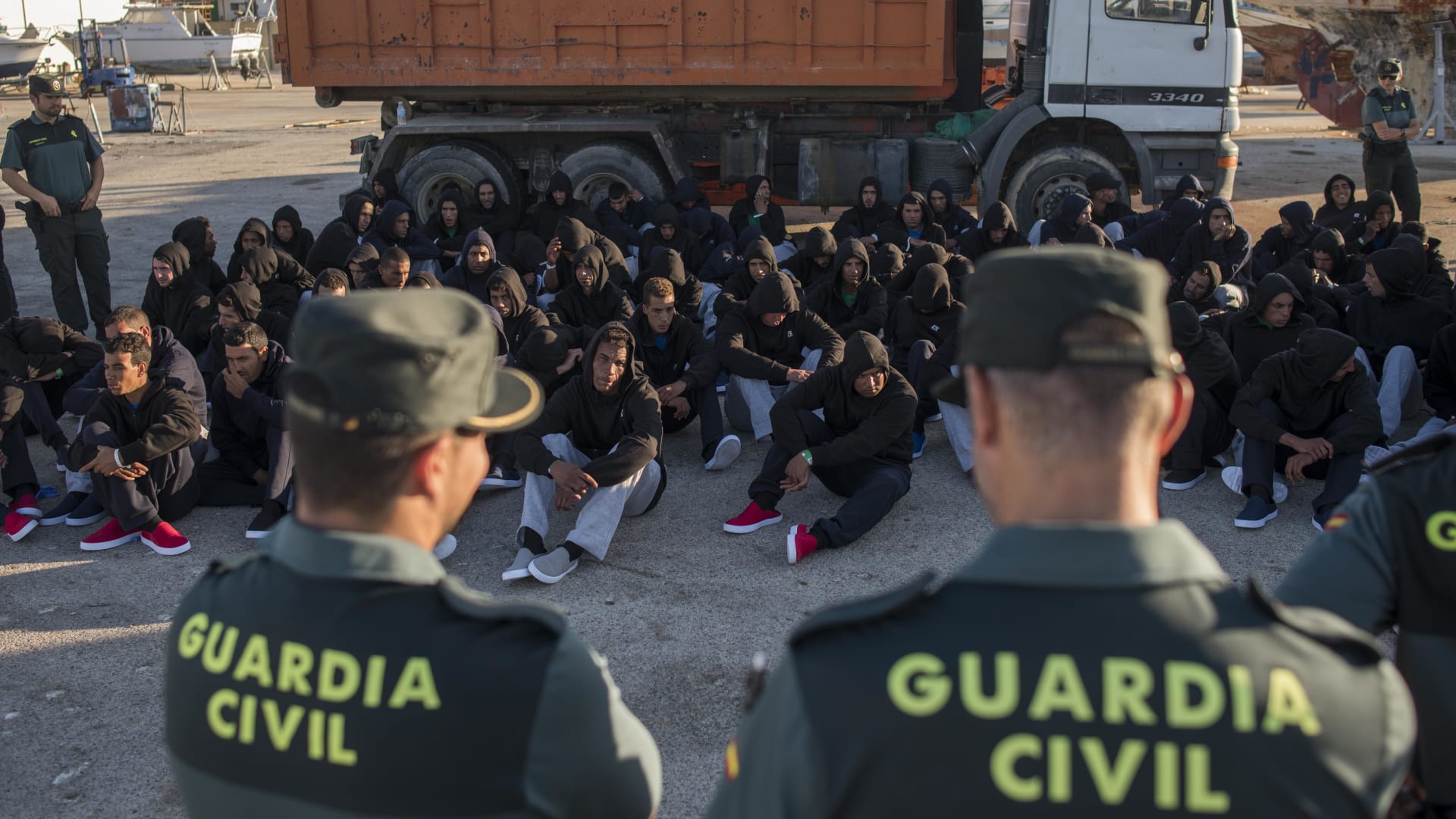 إسبانيا تعتزم منح الإقامة القانونية لنصف مليون مهاجر غير شرعي.. ما القصة؟