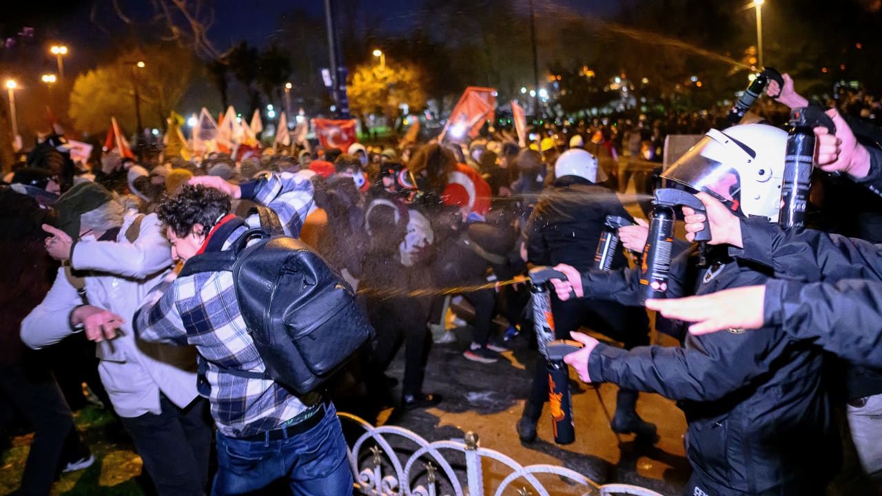 تركيا.. اشتباكات عنيفة مع استمرار الاحتجاجات على اعتقال إمام أوغلو 