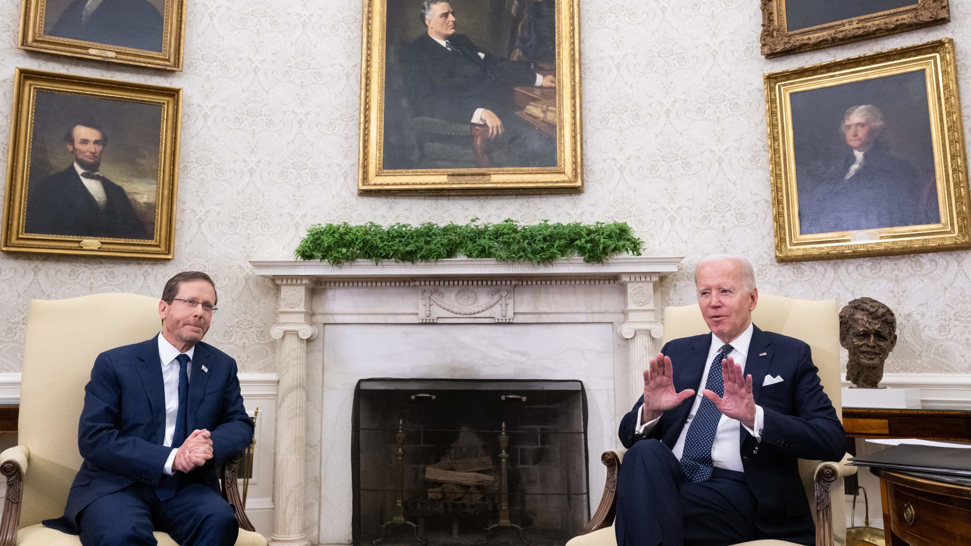 جانب من اللقاء بين الرئيس الأمريكي جو بايدن ونظيره الإسرائيلي إسحاق هرتسوغ في البيت الأبيض