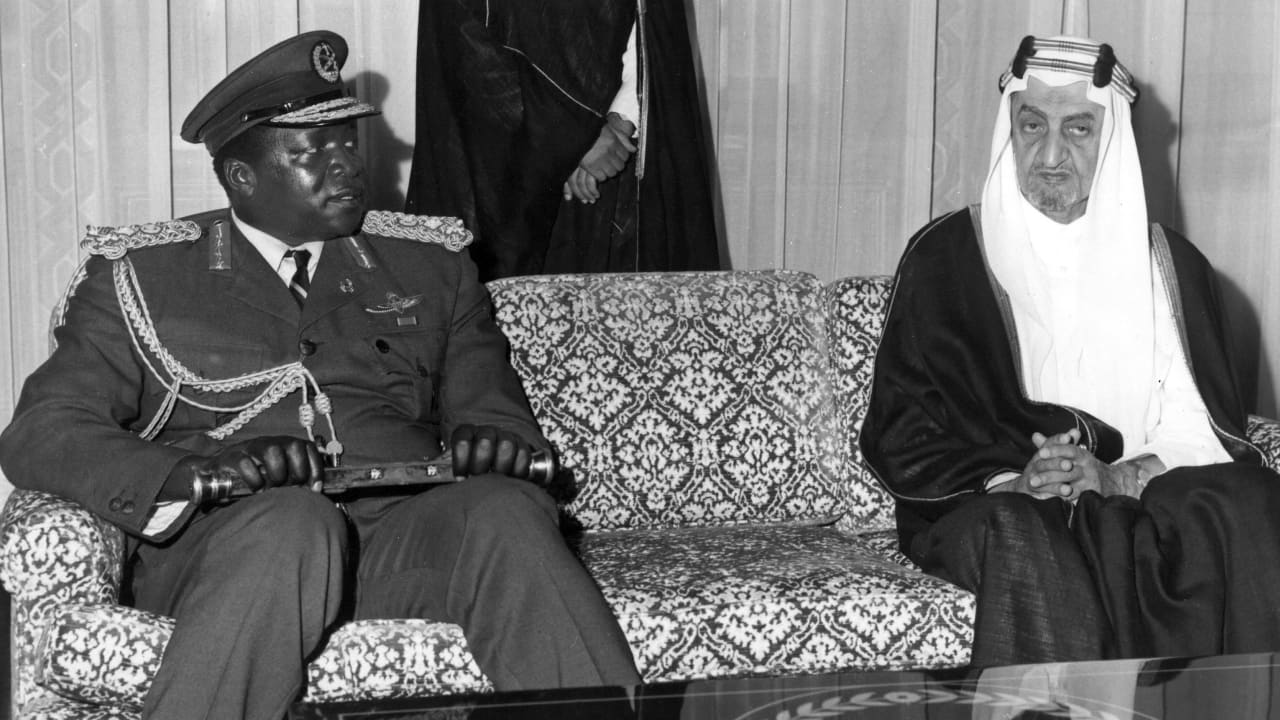 السعودية.. عيدي أمين "جزار أوغندا" والملك فيصل ومنفاه في المملكة يثير تفاعلا.. ماذا نعلم عنه؟