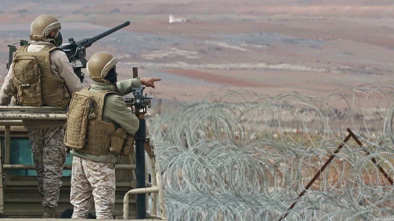 صورة أرشيفية لعنصرين من الجيش الأردني على الحدود مع سوريا  