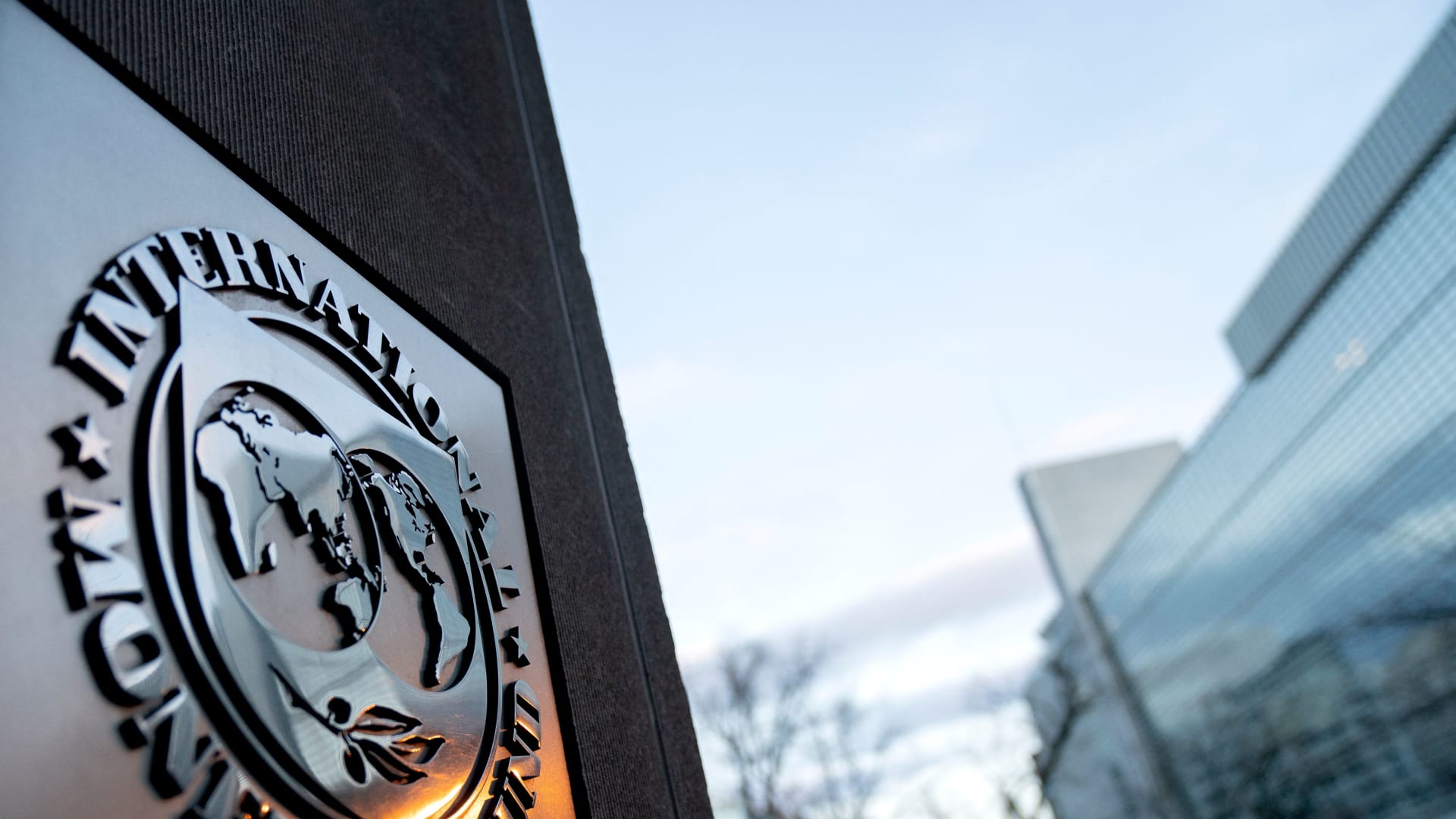 البنك الدولي يحذر من مخاطر ارتفاع التضخم والركود الاقتصادي.. ويخفض توقعاته للنمو العالمي