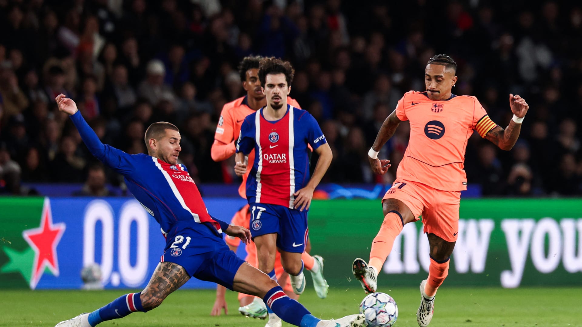باريس يلحق الهزيمة ببرشلونة.. نظرة على نتائج 9 مباريات في دوري أبطال أوروبا