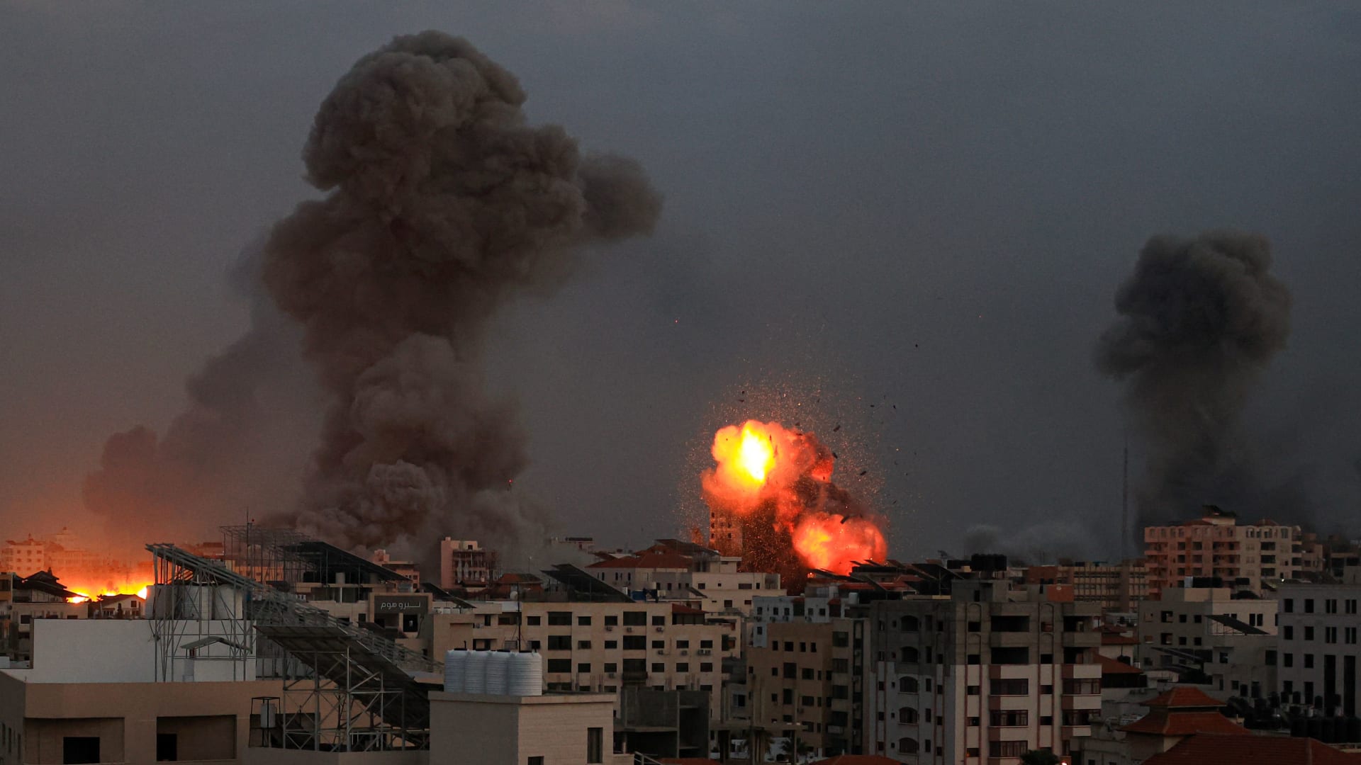 إسرائيل تطلق العنان لرد مدمر في غزة.. وتحشد قواتها لغزو بري محتمل