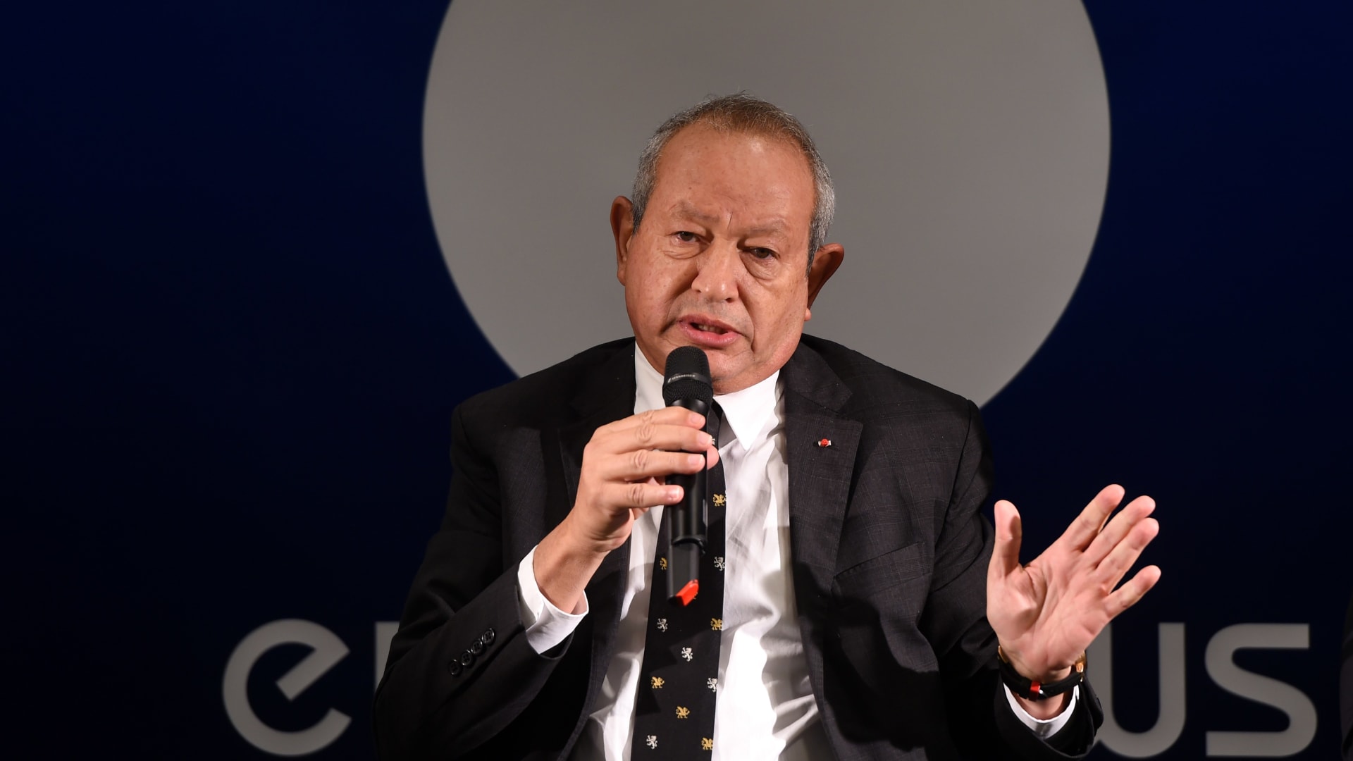 "اللاجئون لا ذنب لهم".. نجيب ساويرس ينتقد تصريحات تربط بين أزمة السودان وارتفاع سعر السكر في مصر