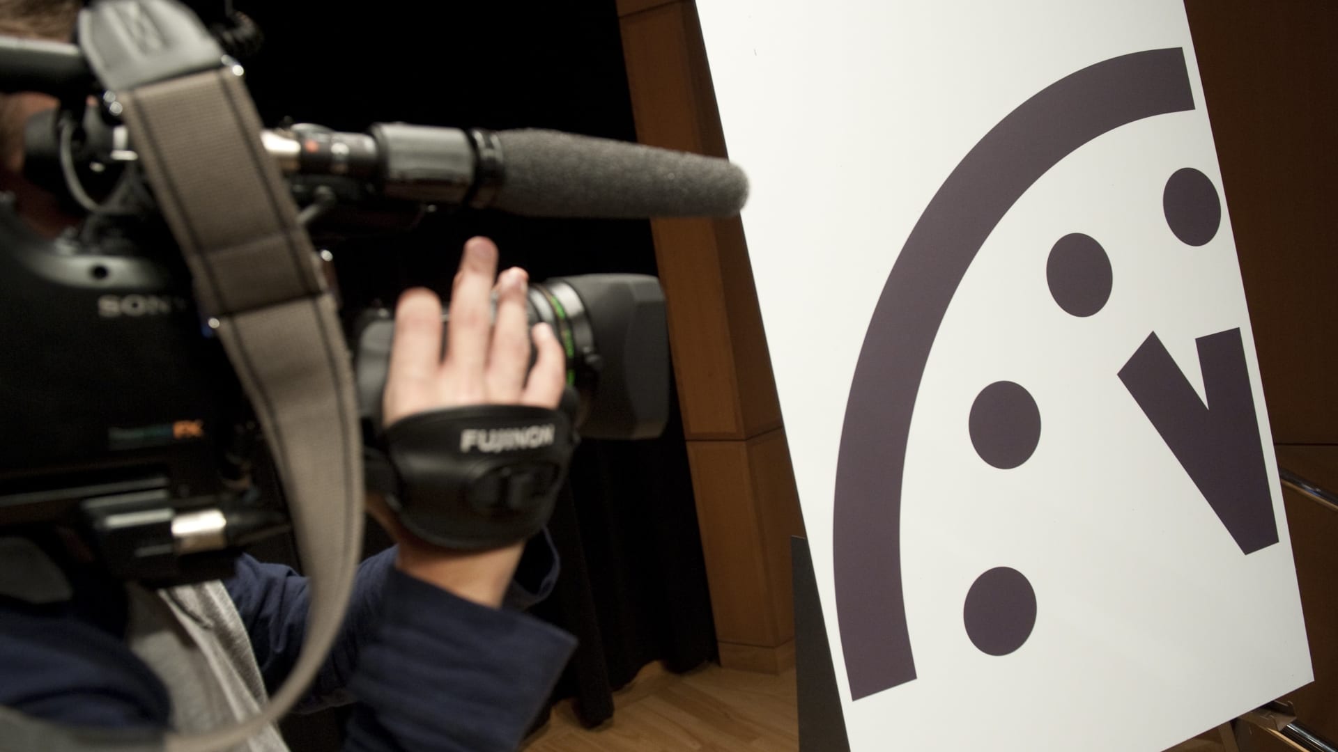 ساعة يوم القيامة 2026: العلماء يحددون وقتاً جديداً