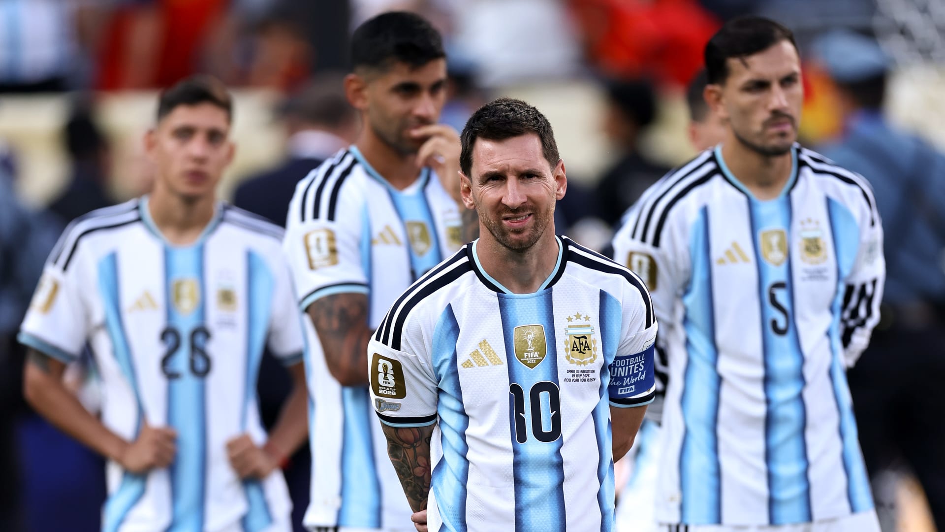 قبل "الرقصة الأخيرة".. ميسي يكشف عن قميصه في ليلة وداع منتخب الأرجنتين