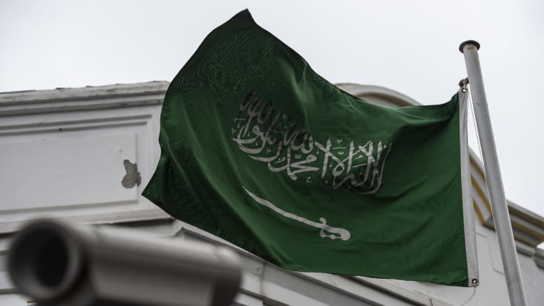 بعد "حكم الإعدام".. جدل بسبب صورة لمسؤولة أمريكية مع آخر سعودي وتساؤلات حول "الحرية الدينية"