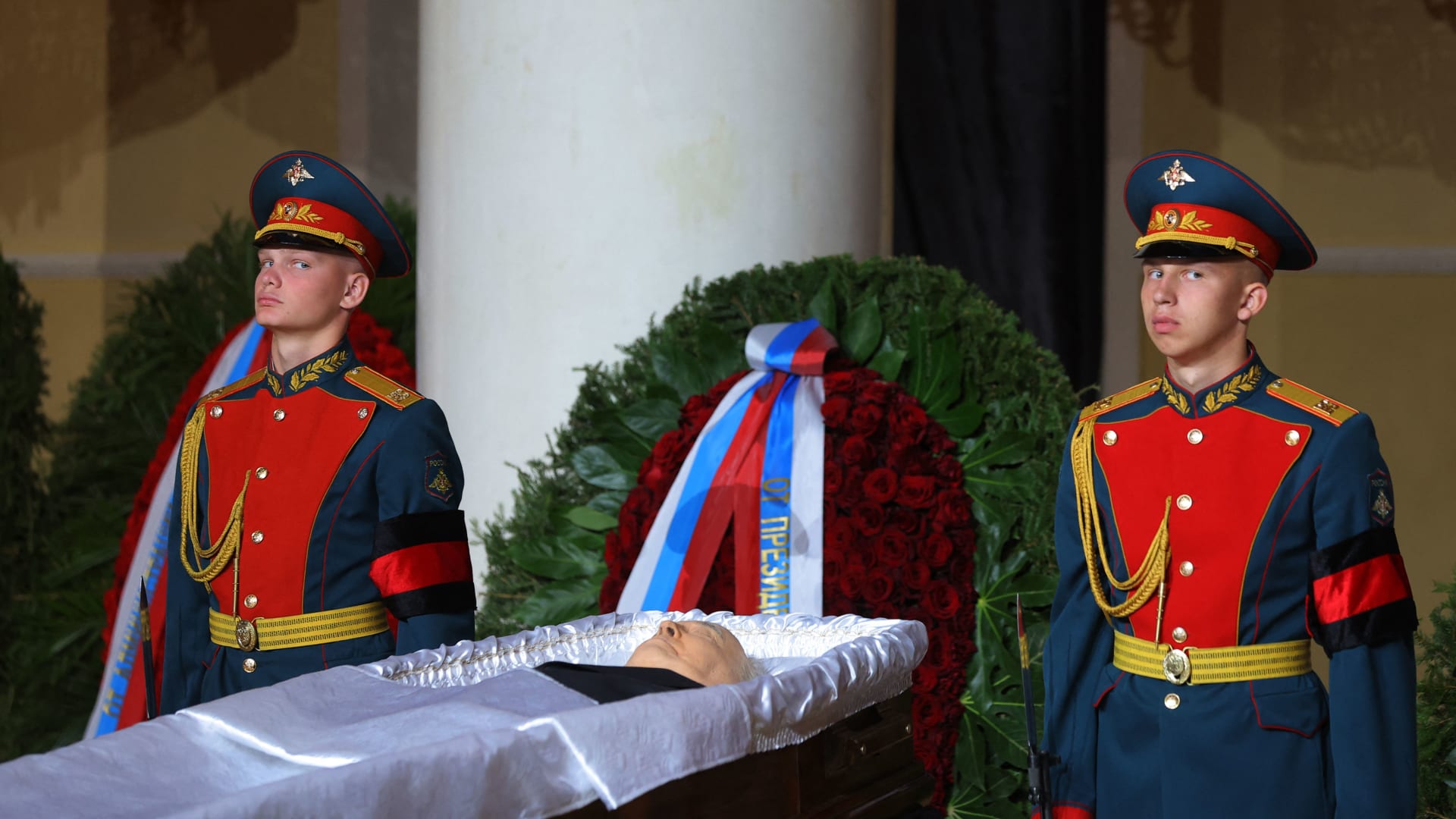 شاهد كيف ودع فلاديمير بوتين غورباتشوف آخر زعماء الاتحاد السوفيتي.. لماذا لن يحضر جنازته؟