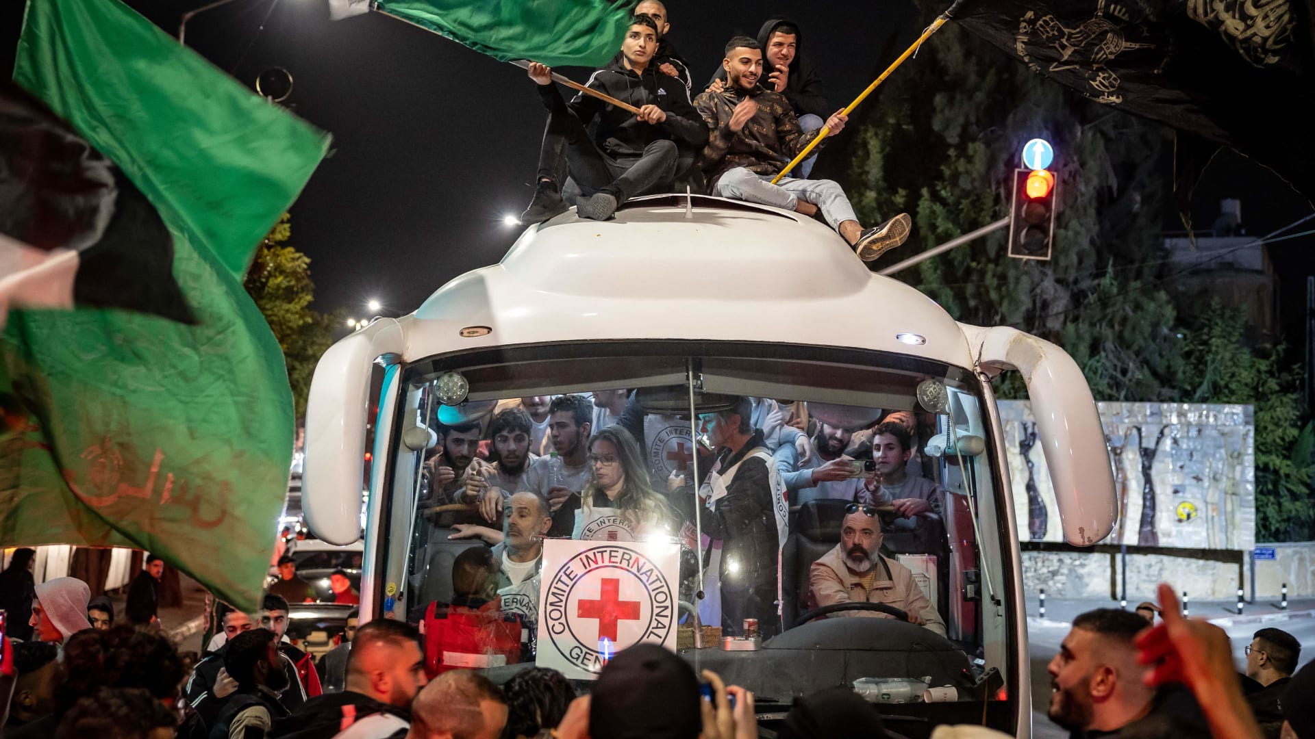 نادي الأسير الفلسطيني يُعلن عدد السجناء الذين ستُفرج إسرائيل عنهم ويكشف أسماءهم