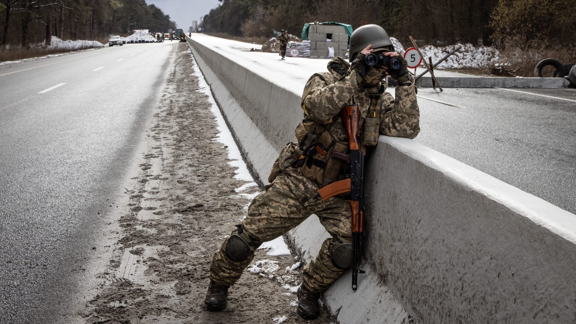 صورة ارشيفية لجندي أوكراني يراقب بمنظار الجبهة الأمامية 