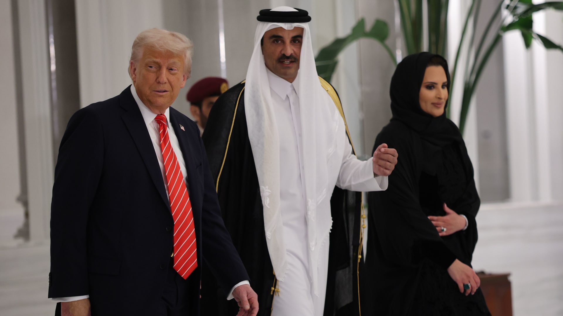ميكروفون يلتقط ما قاله ترامب برفقة أمير قطر وزوجته عن قصر لوسيل ويثير تفاعلا