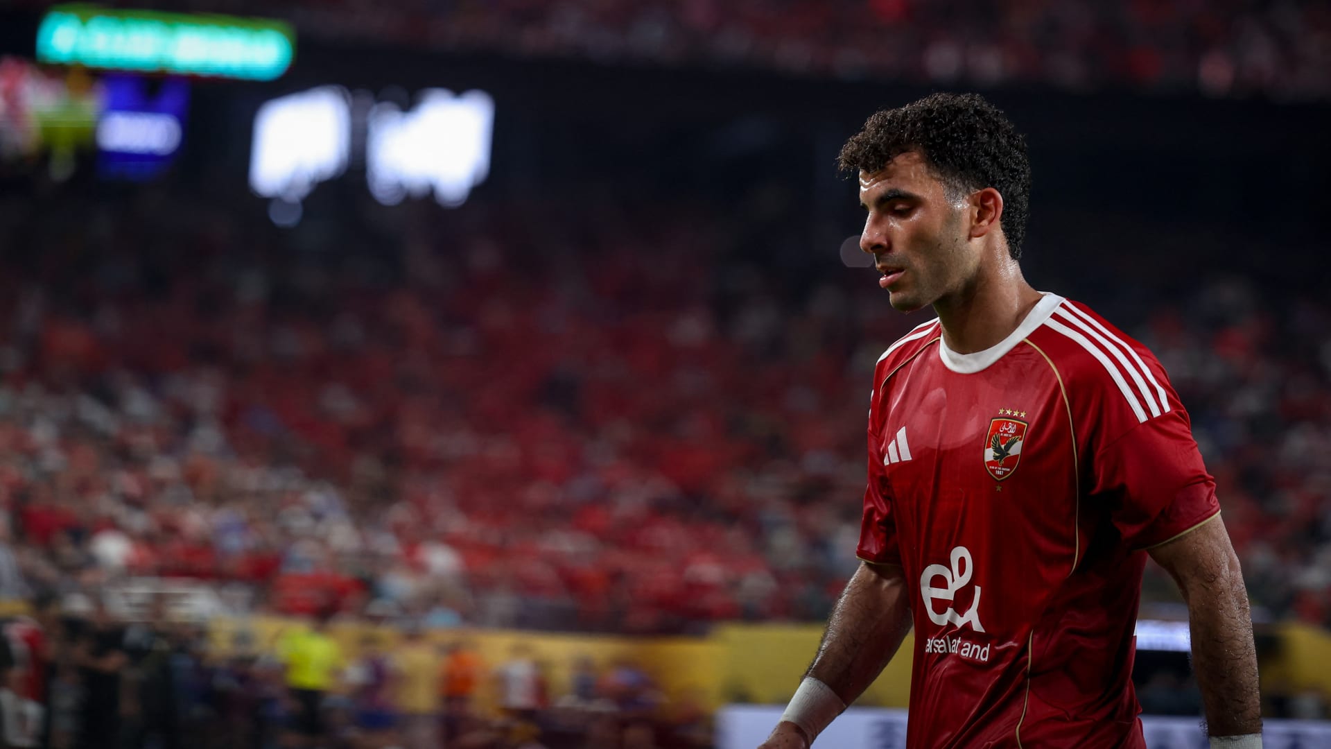 لقطة ديربي القاهرة.. هذا ما فعله "زيزو" مع لاعبي الزمالك