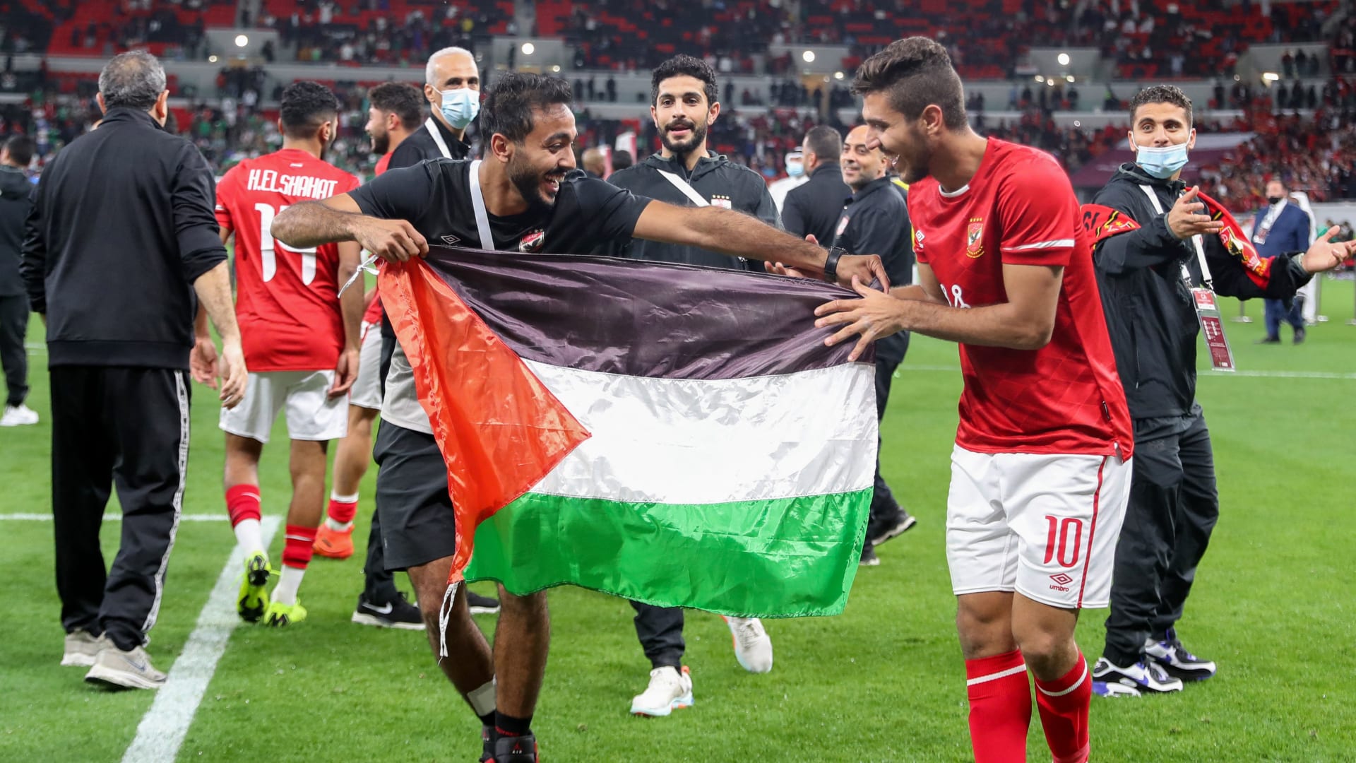 عمرو أديب يعلق على رفع لاعبي الأهلي العلم الفلسطيني: "ليست خطرا"