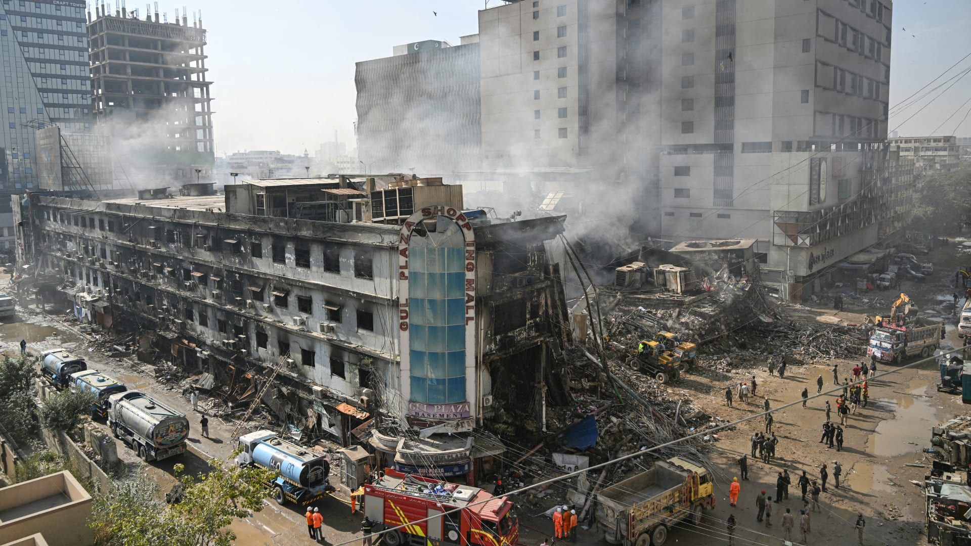 عشرات المفقودين في حريق مركز تجاري بباكستان