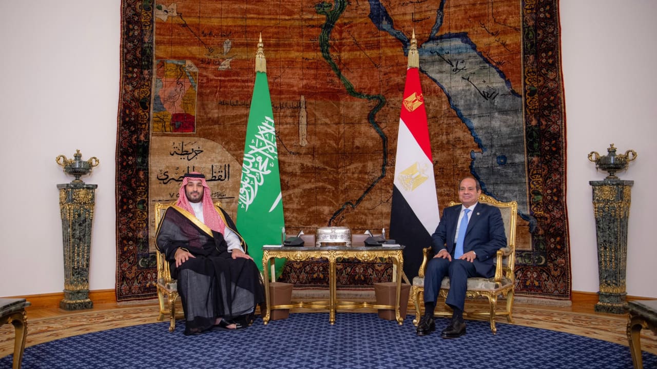 محمد بن سلمان في مصر.. "موكب ضخم واستقبال مهيب" وعزف النشيد الوطني السعودي بالاتحادية 