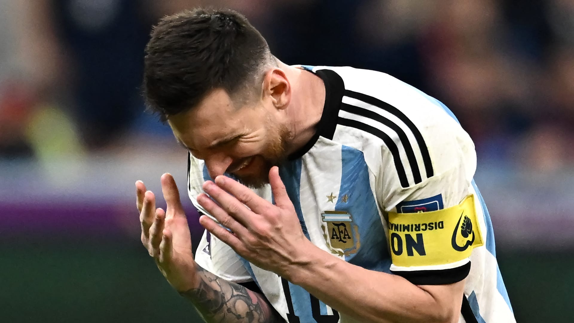 مشاري العفاسي يستخدم مقطع فيديو لليونيل ميسي في الرد على أحد متابعيه