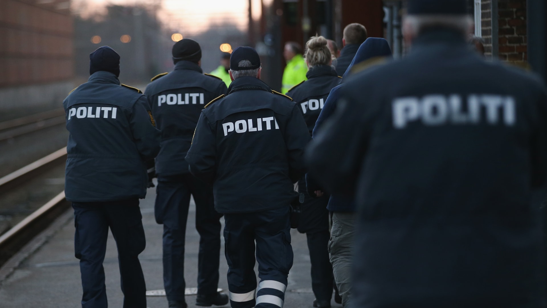 بالتعاون مع "أجهزة أجنبية".. الاستخبارات الدنماركية: اعتقال 4 أشخاص بتهم ترتبط بـ"الإرهاب" 1 بالتعاون مع "أجهزة أجنبية".. الاستخبارات الدنماركية: اعتقال 4 أشخاص بتهم ترتبط بـ"الإرهاب"