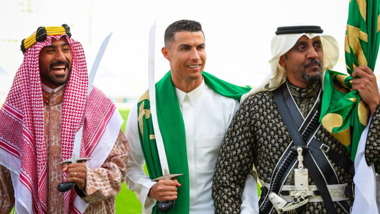روالدو بالثوب السعودي… الدلالات والتحديات أمام المشروع