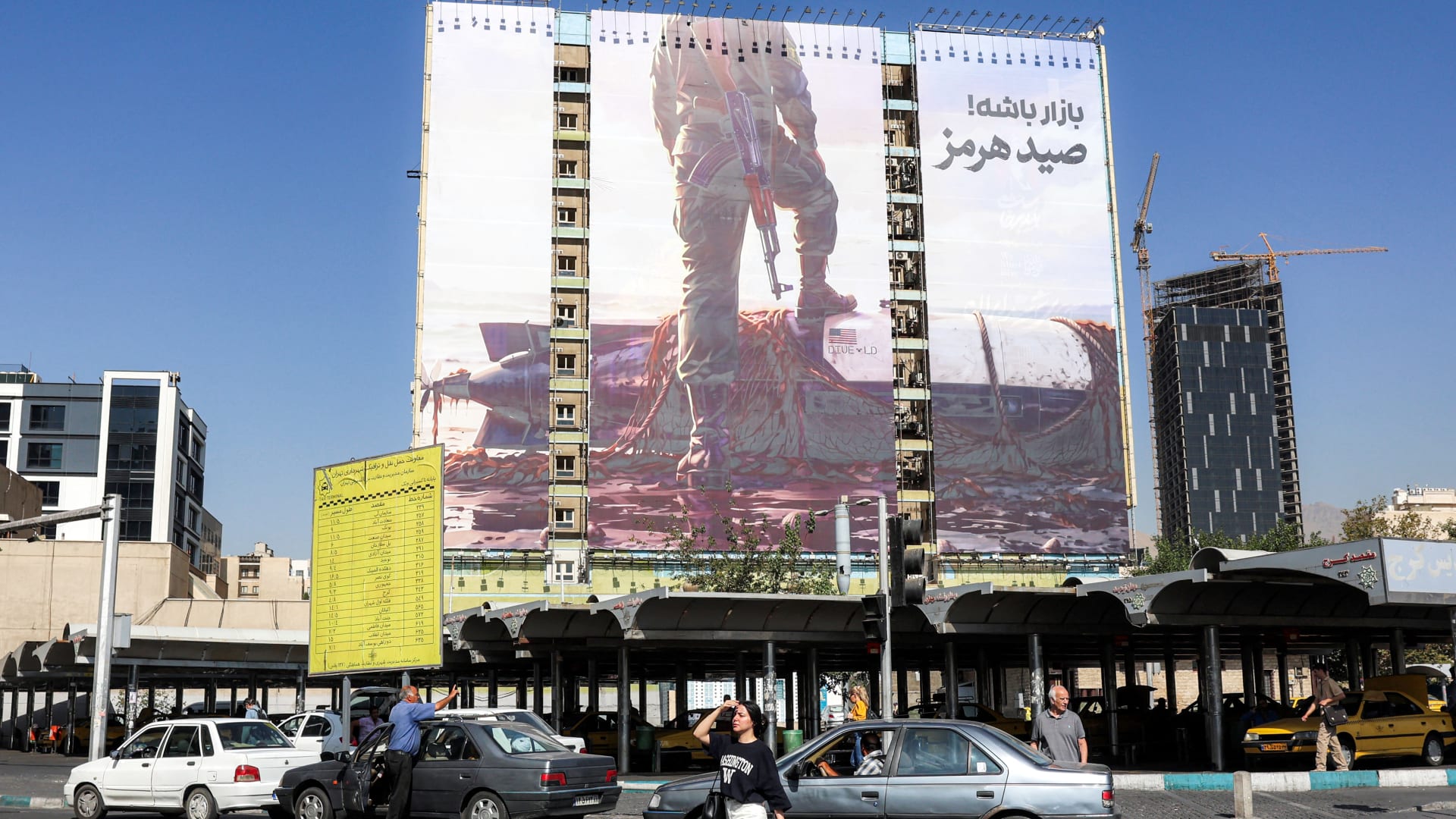 "سنتكوم" تعلق بعد تصريح قائد عسكري إيراني عن السيطرة الكاملة على مضيق هرمز