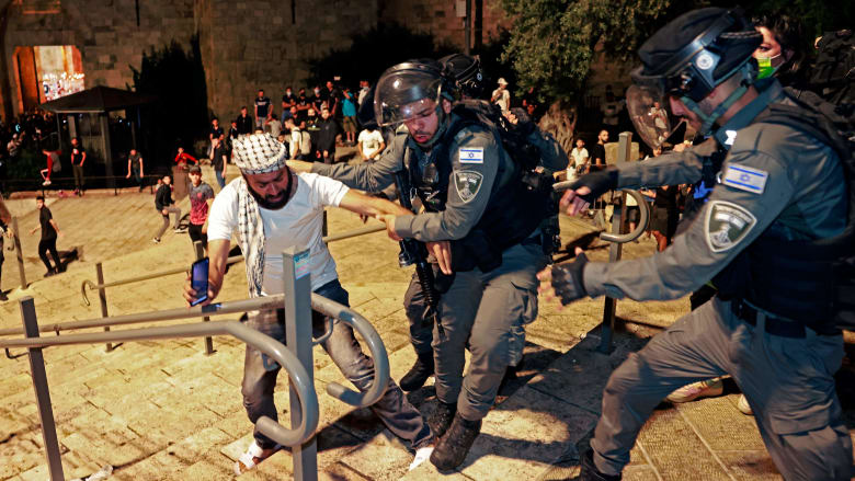 الاشتباكات مستمرة بين الفلسطينيين والشرطة الإسرائيلية