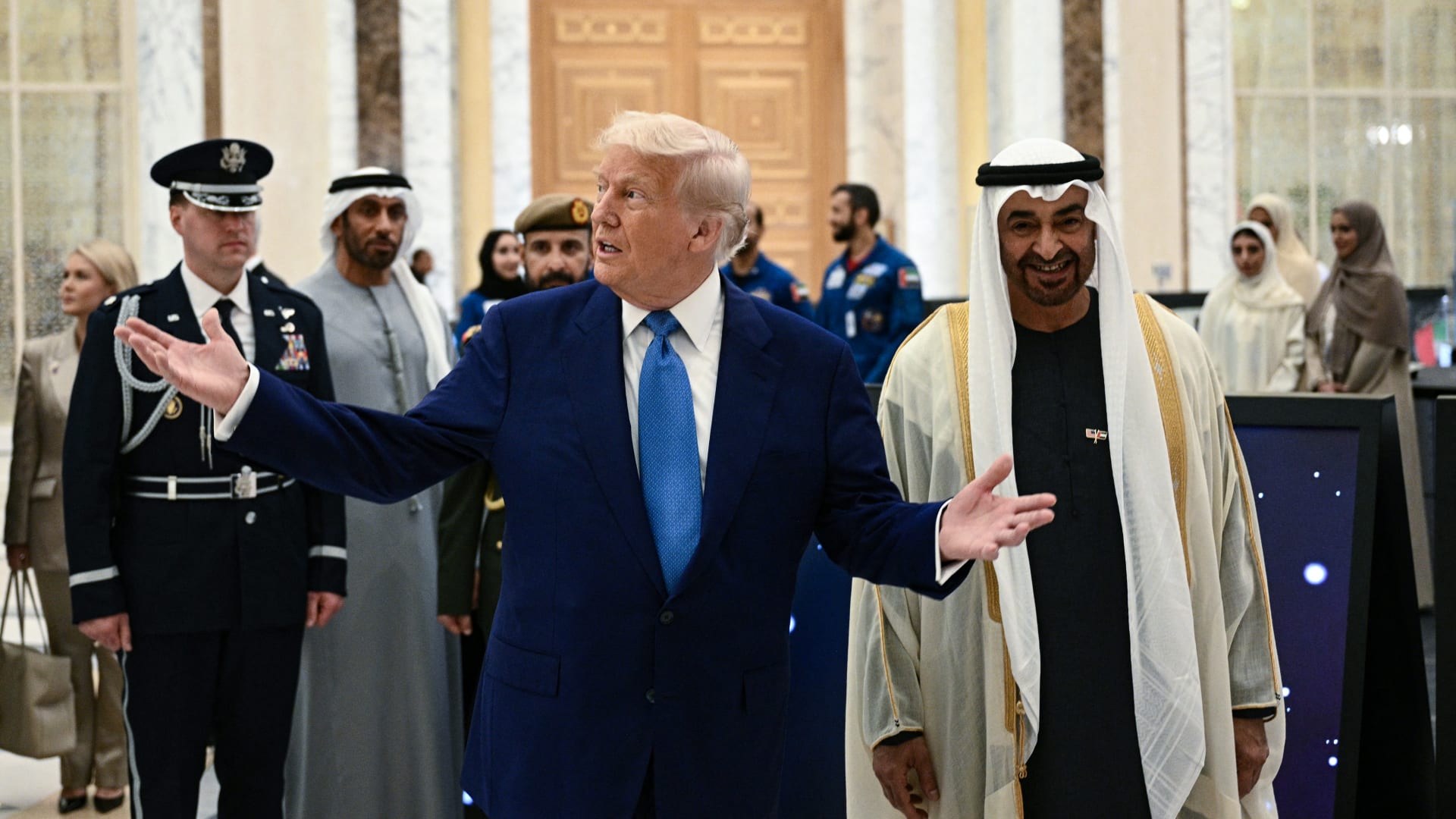 الإمارات.. تحليل لغة جسد ترامب مع محمد بن زايد يثير تفاعلا