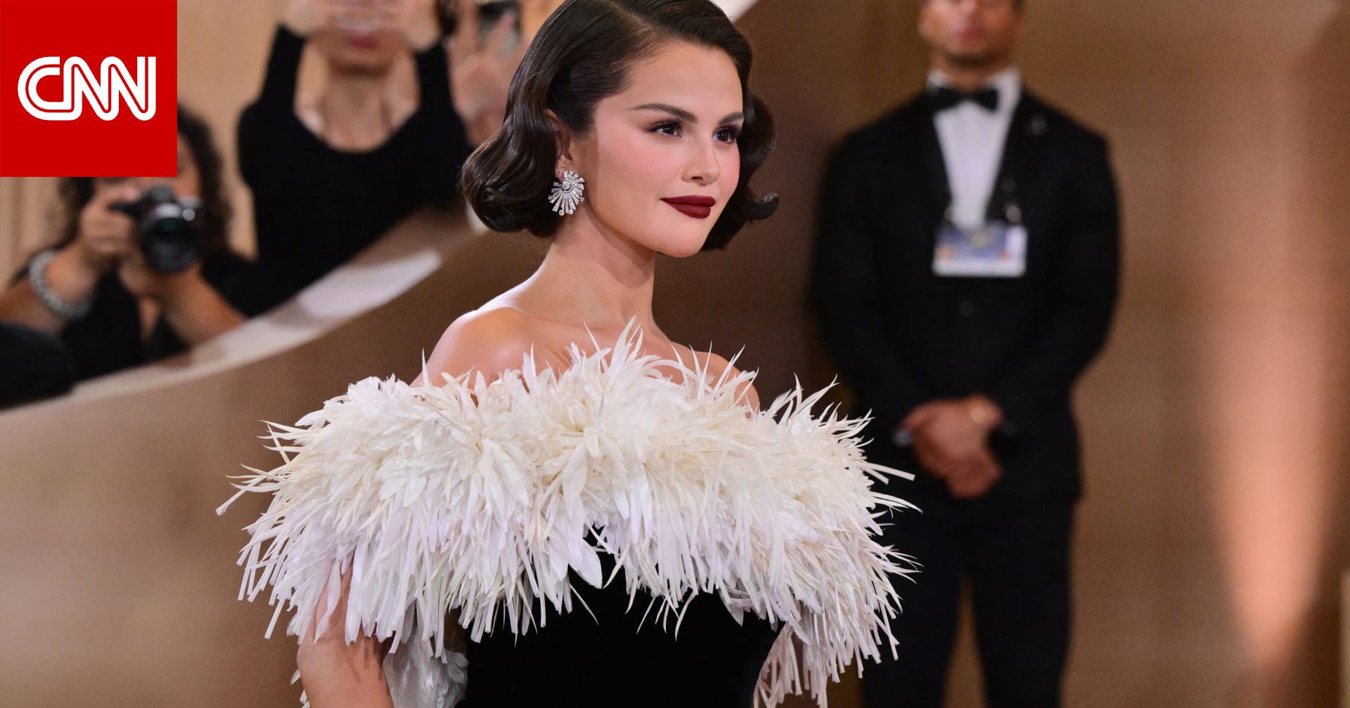 استغرق تنفيذه أكثر من 320 ساعة.. فستان سيلينا غوميز يخطف الأنظار في حفل "غولدن غلوب" 