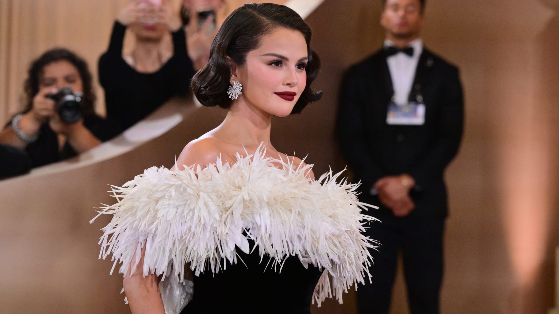 أكثر من 320 ساعة عمل.. فستان سيلينا غوميز يخطف الأنظار في "غولدن غلوب"