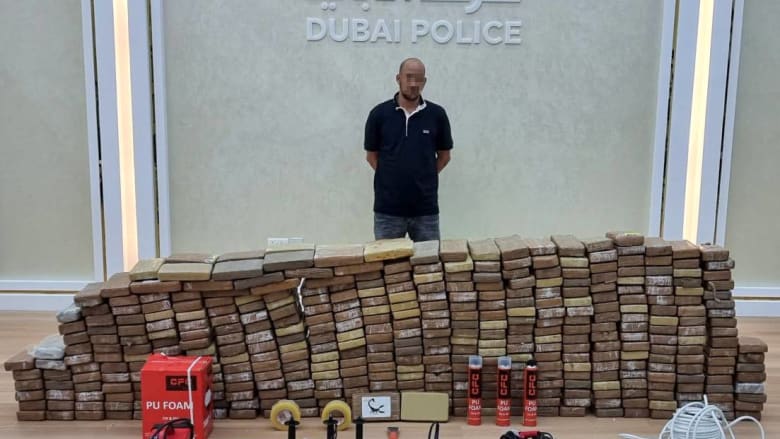 صورة نشرتها شرطة دبي لشحنة الكوكايين والمتهم في محاولة تهريبها