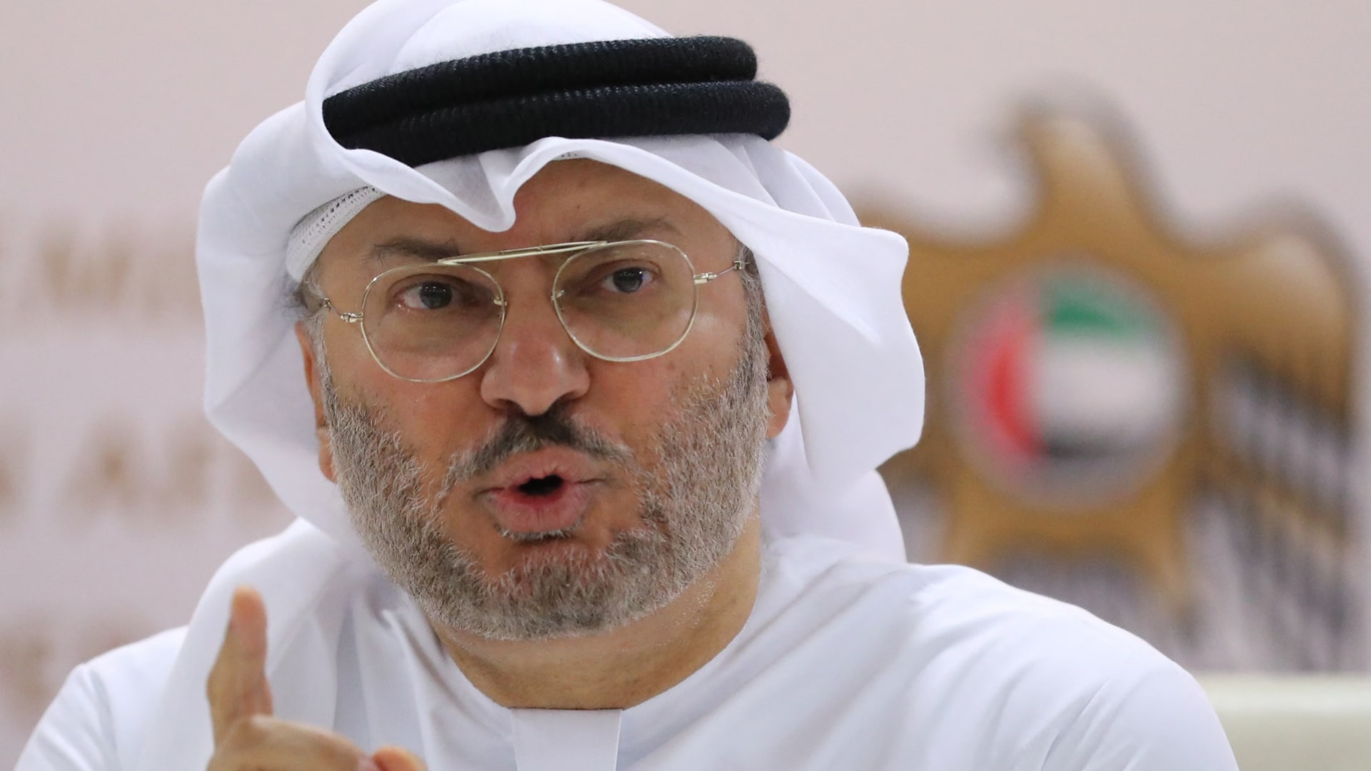 "كلّف العرب كثيرًا".. أنور قرقاش يثير تفاعلًا بتدوينة عن زمن الميليشيات في الدول العربية والمنطقة